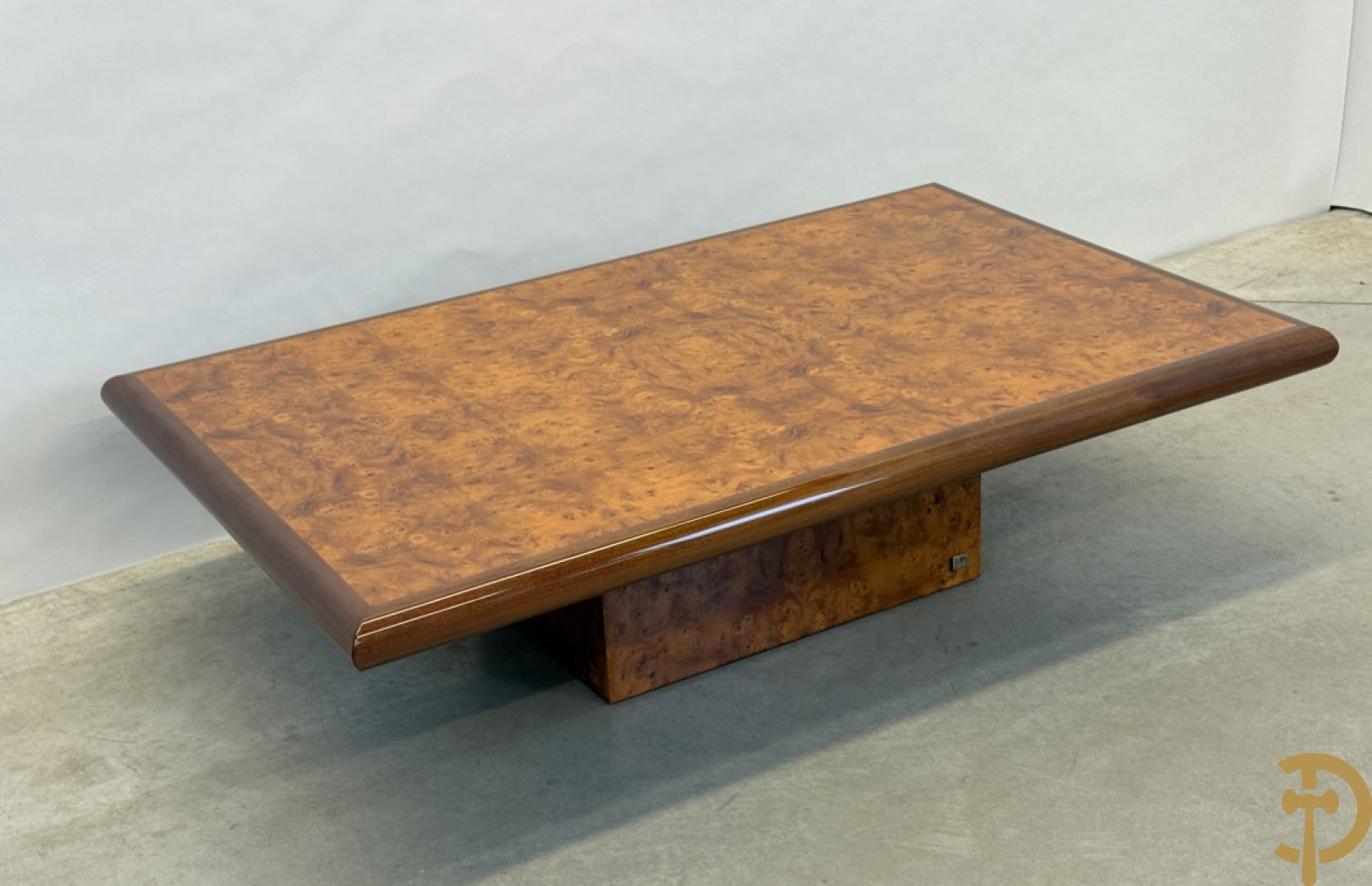 Wortelnotehouten salontafel met notelaren boord, gemerkt Mahay J.C.