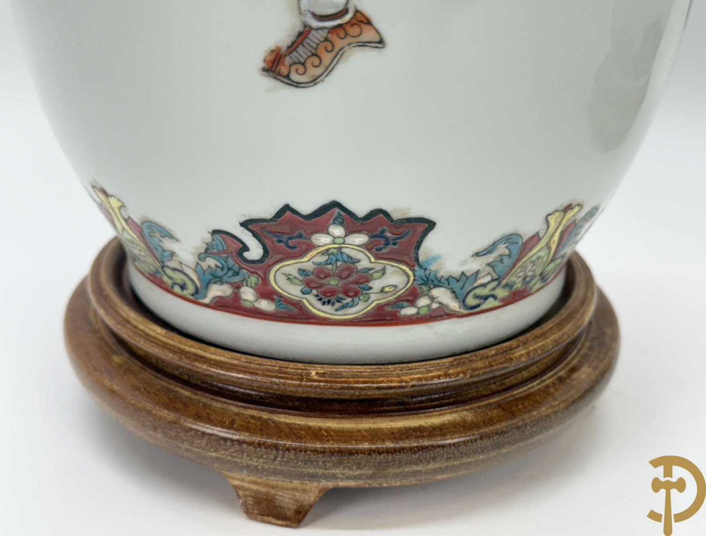 Paar porseleinen Chinese vazen met decor van personages en Chinese tekens, handgekleurd