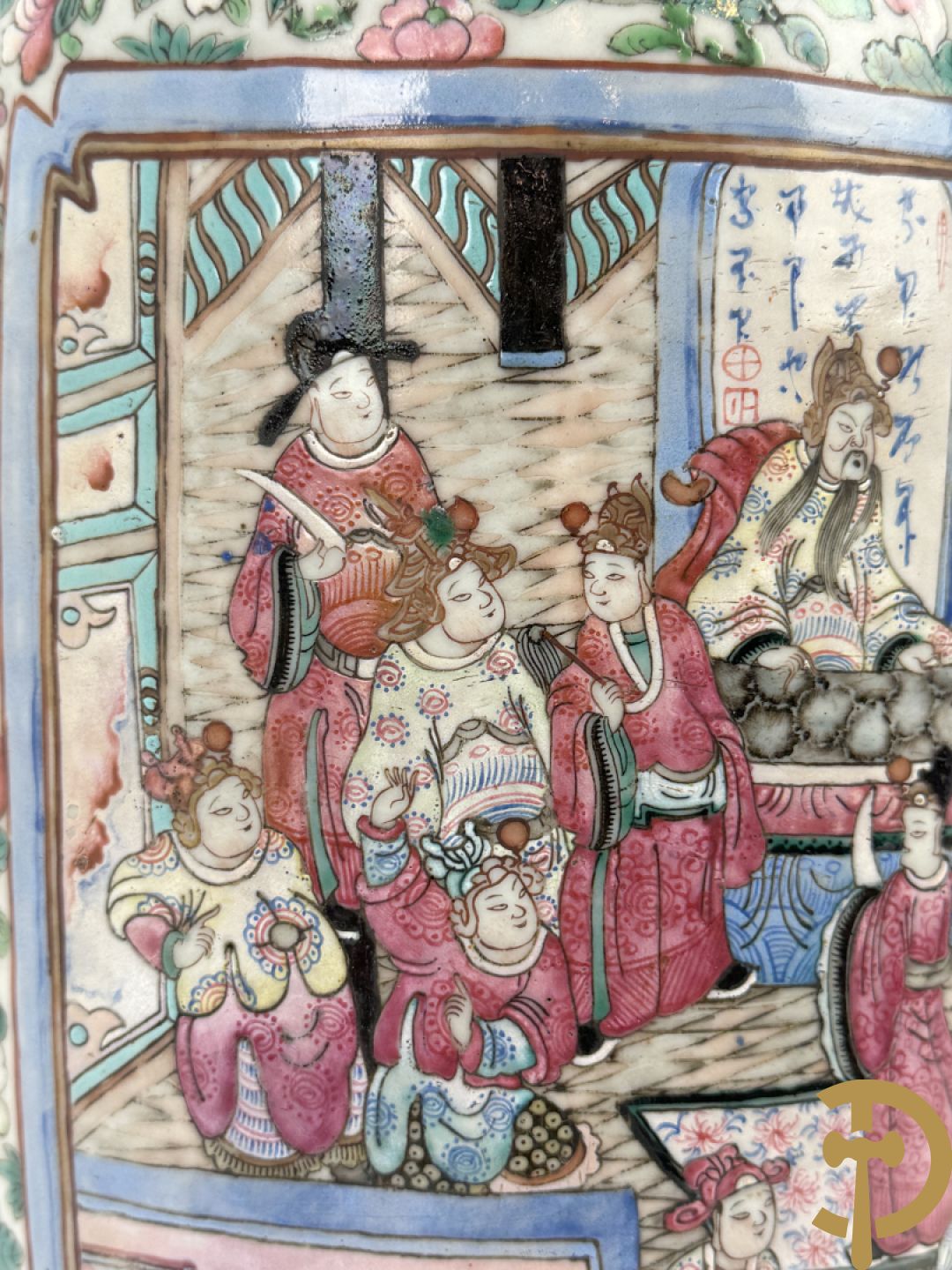 Chinese porseleinen vaas met geanimeerd decor en fond van bloemen, Kanton 19e