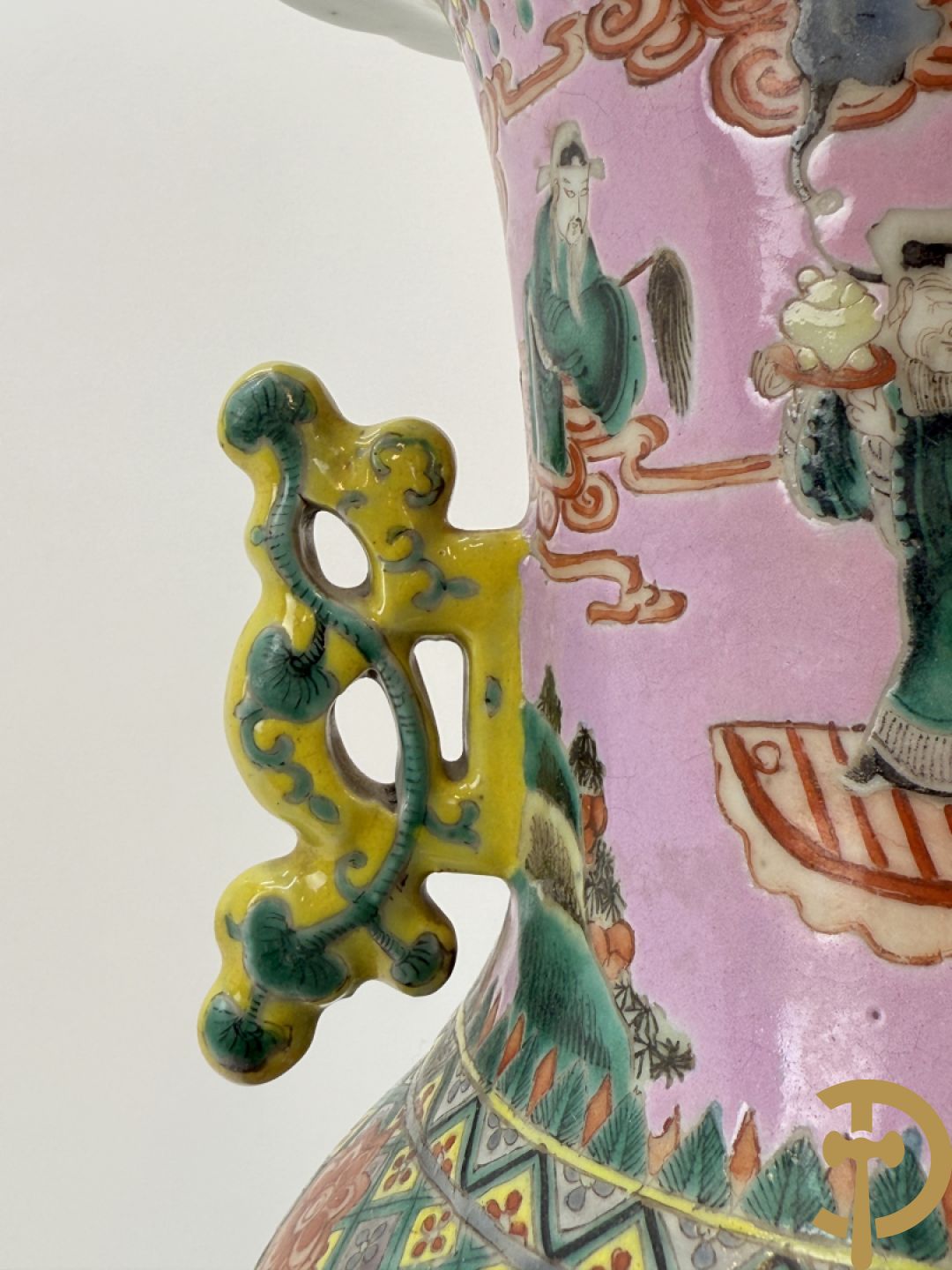 Chinese porseleinen meerkleurige vaas met decor van wijsgeren in landschap