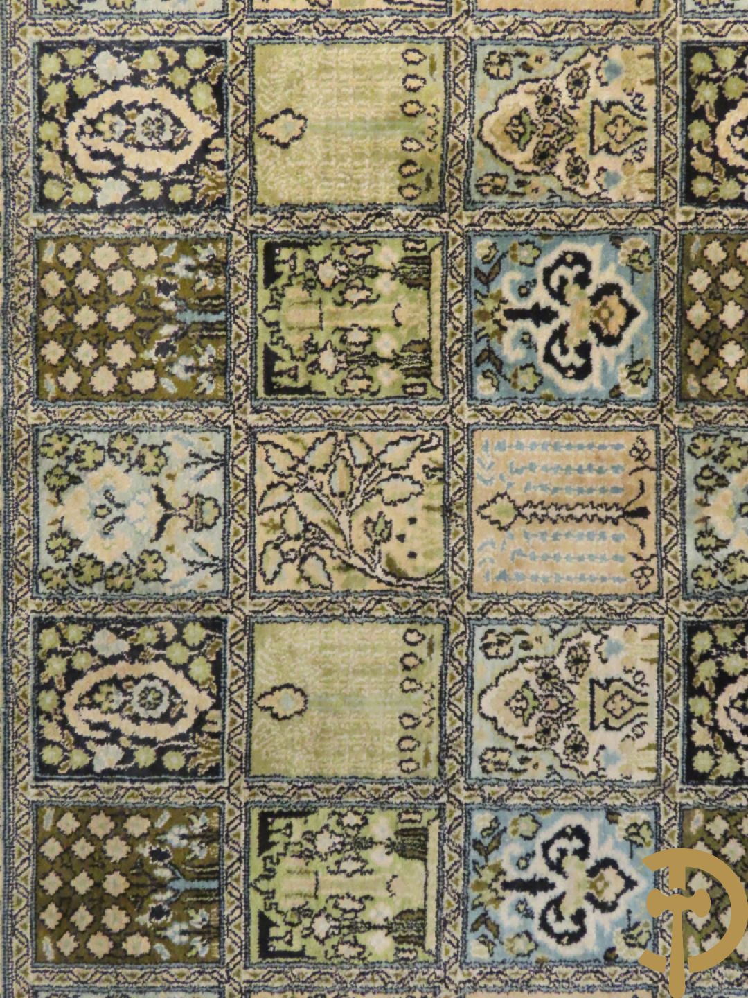 Oosters handgeknoopt tapijt zijde op katoen met patronen