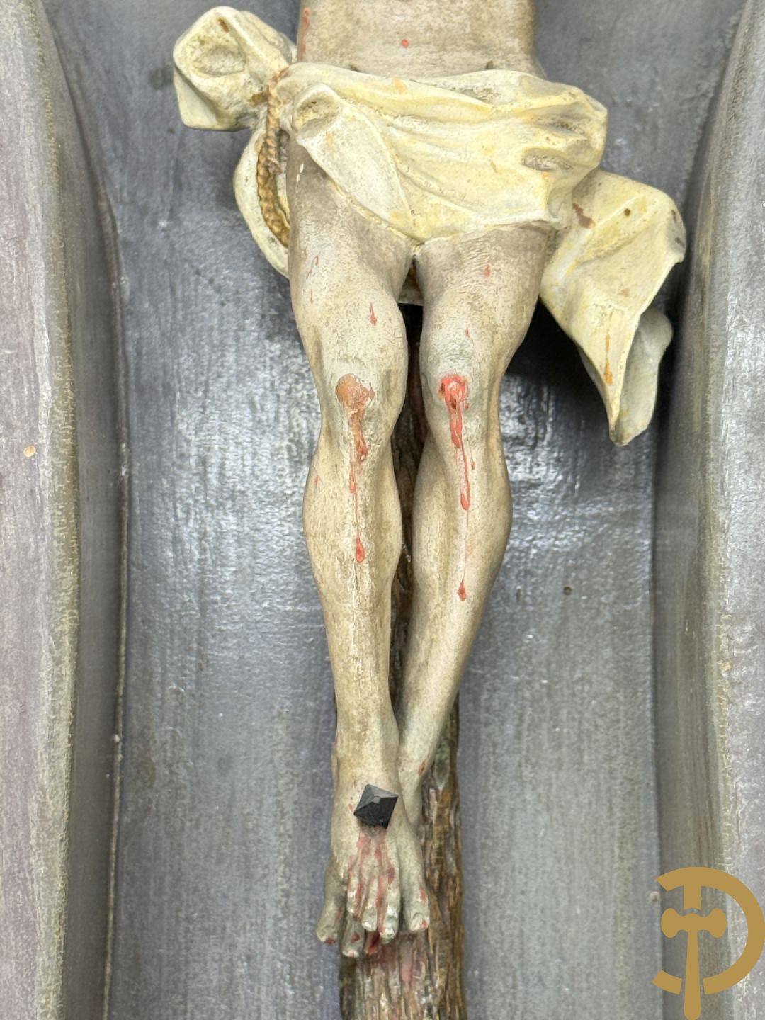 Houtgesculpteerde en gepolychromeerde Christus aan het kruis in openklapbaar gespolychromeerd kastje