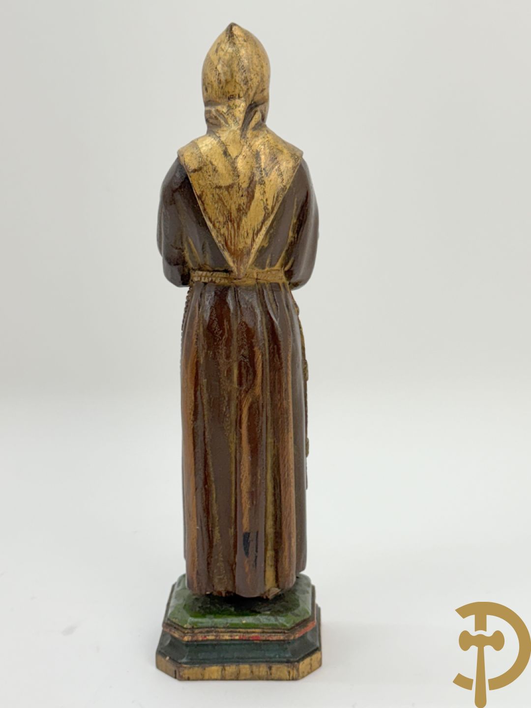 Twee Engelse meerkleurige keramieken sierstukken met personages + vier koppels Engelse biscuits + waterdrager in Royal Dux + 2 houtsculpturen