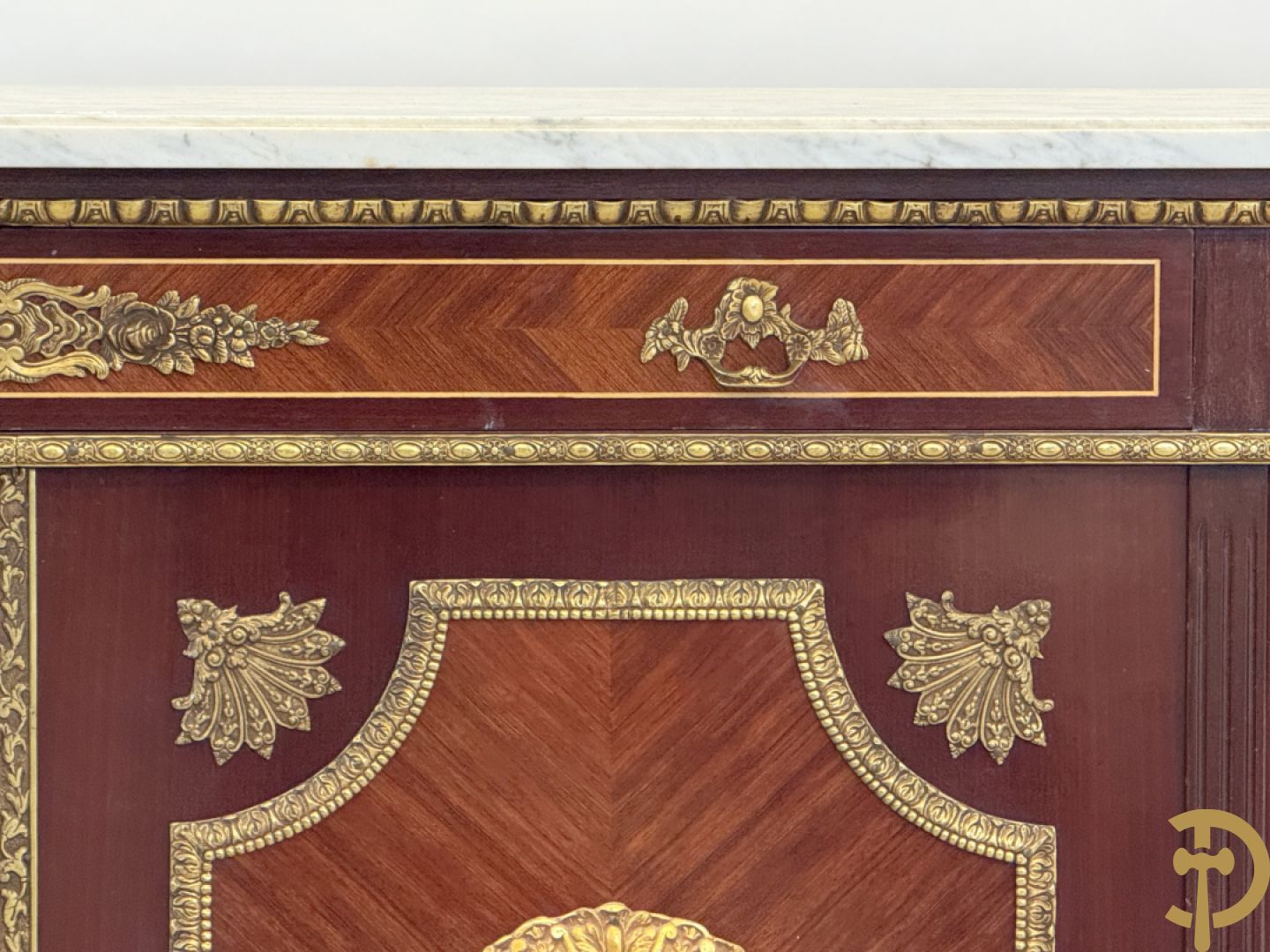 Notelaren vierdeursdressoir met 3 laden, gemarketteerde bloementaferelen en ovale bronzen plakkettes - zijdelings met damesfiguren - bovenaan met wit marmeren blad