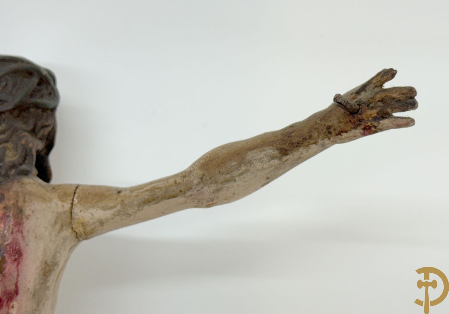 Twee houtgesculpteerde en gepolychromeerde corpussen, 18e