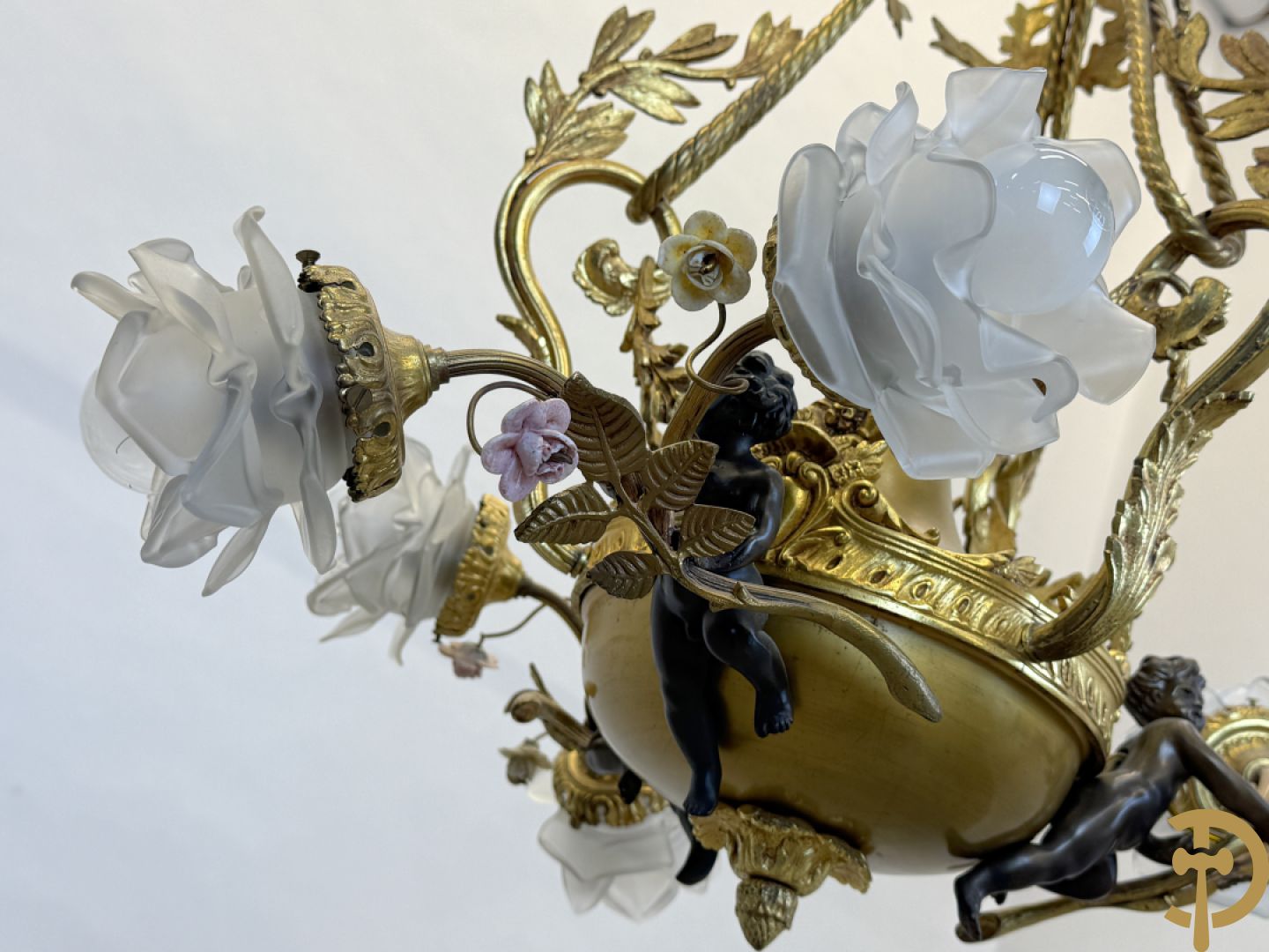 Vuurvergulde bronzen luchter met 3 armen bezet met cupido