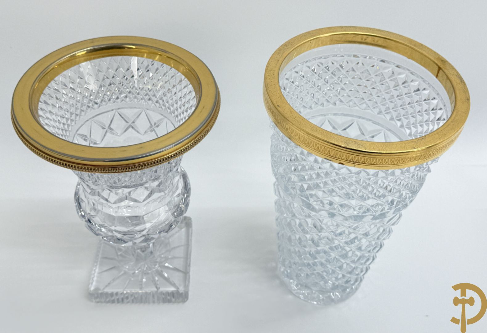 Helder kristallen geslepen coupe + 2 dragoirs in kristal gefacetteerd + 3 kristallen vazen + glazen vaas