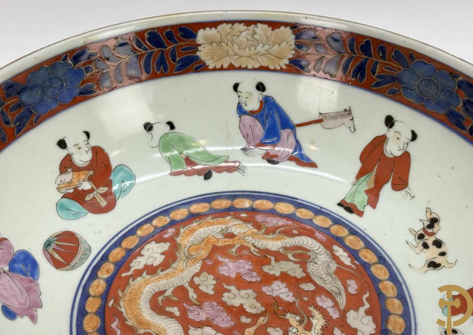 Japanse porseleinen Imari coupe met drakendecor omgeven door personages