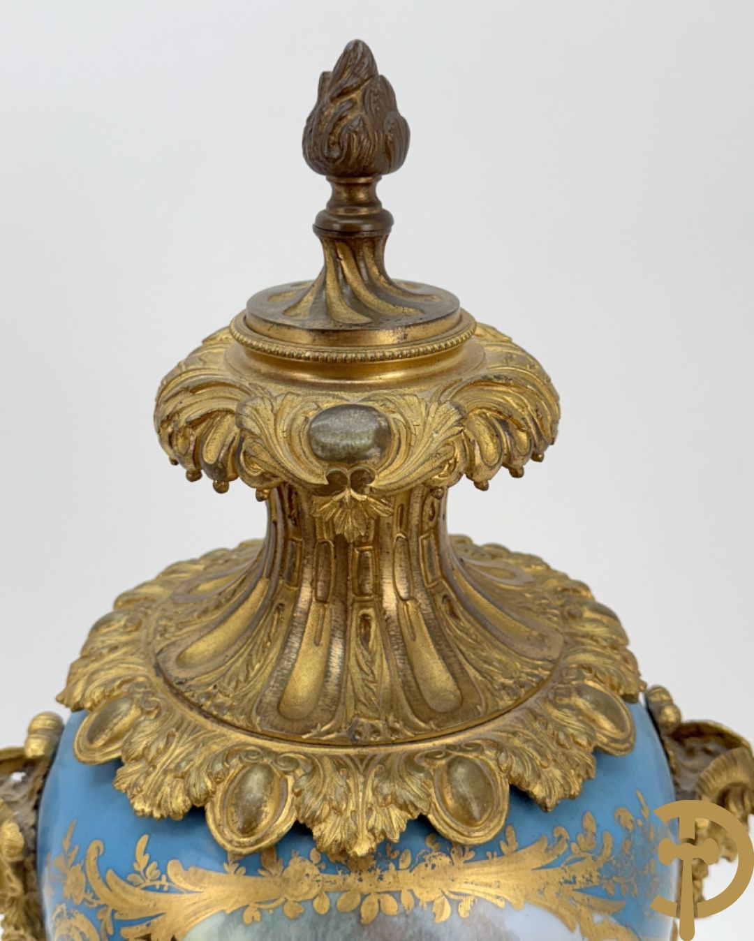 Driedelige bronzen Franse garnituur bezet met cupido