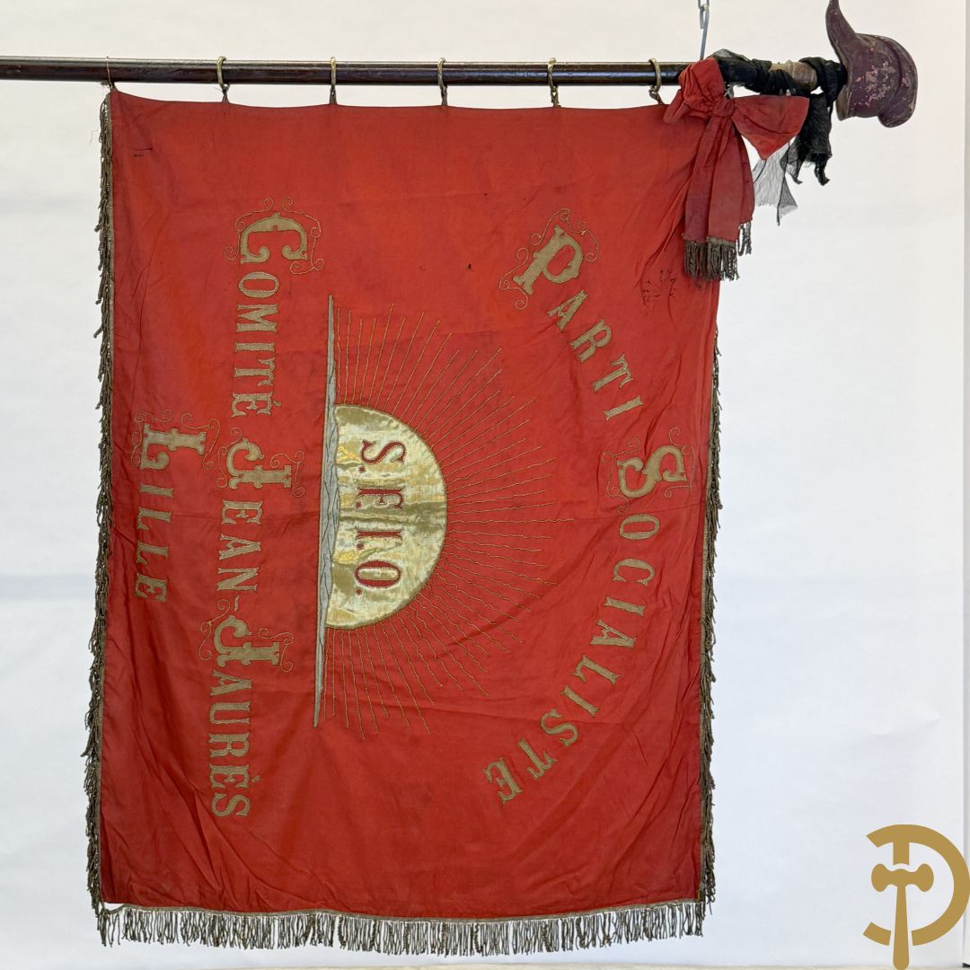 Franse vaandel met gouden gesculpteerde helm bezet bovenaan, Parti Socialiste S.F.I.O. Comité Jean Jaures Lille, gemerkt Fabriqué de Drapeaux de Societés Insignes Moyart-Castin, 3 Rue des Chats Bossus Lille
