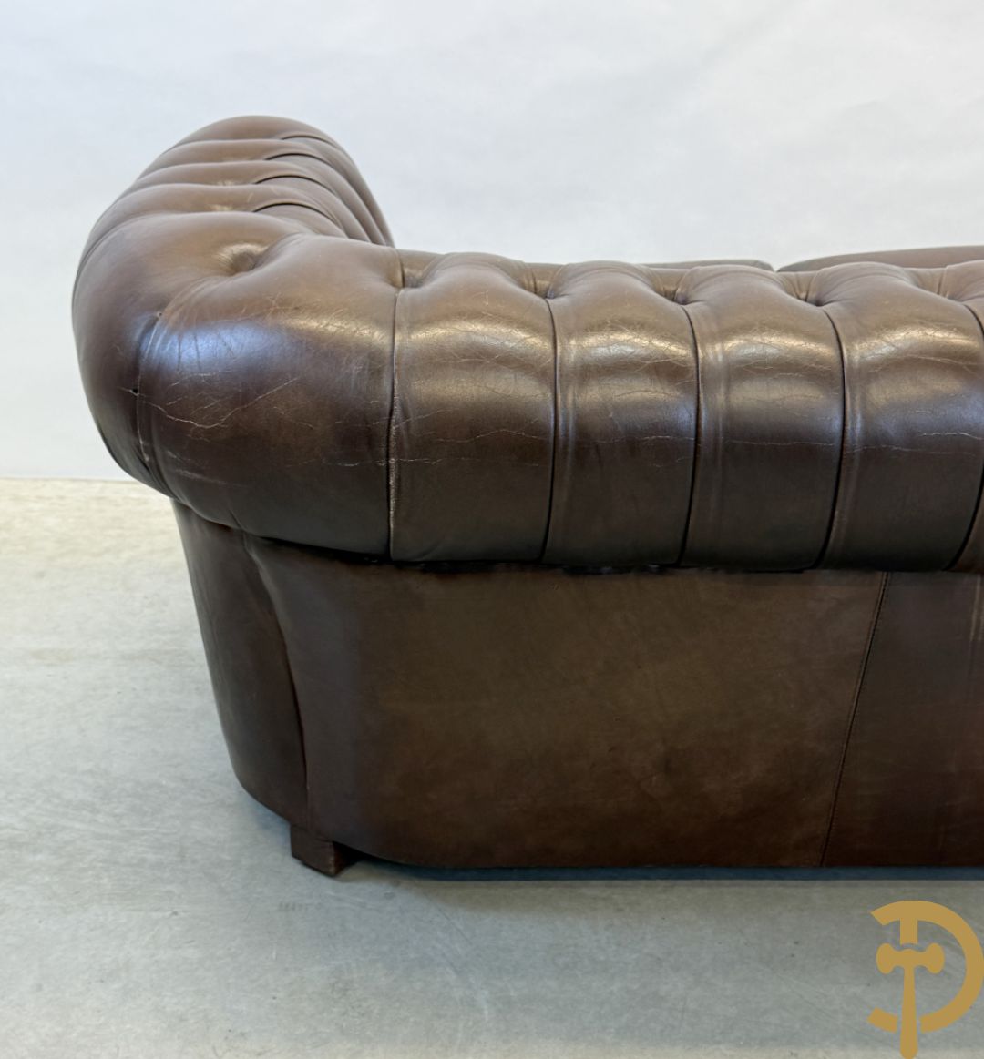Bruin lederen driezit en club chesterfield