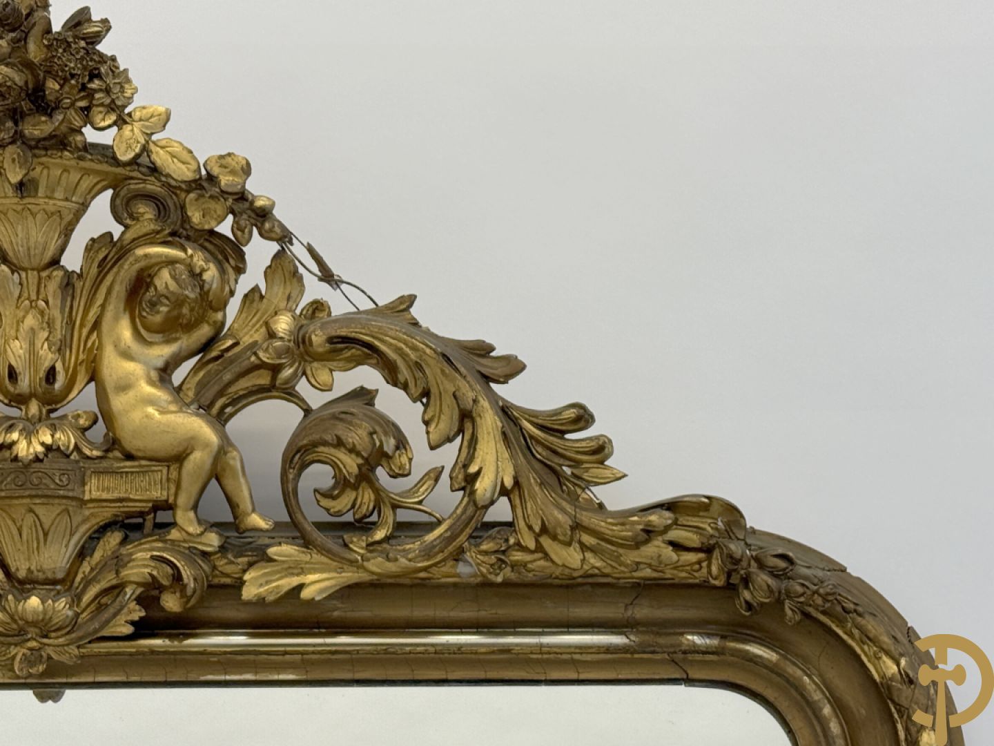 Grote vergulde hall spiegel bezet met troffee van cupido