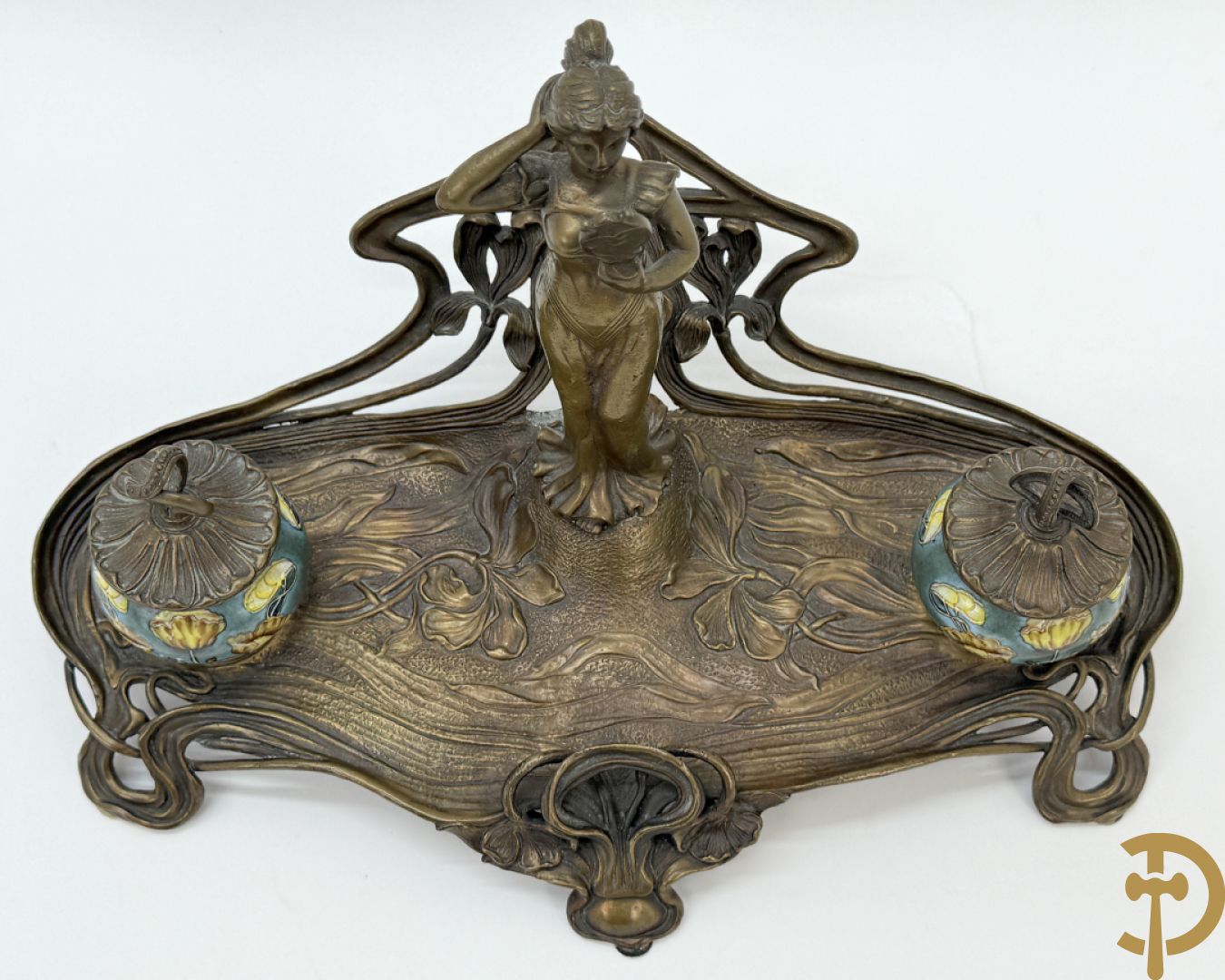 Bronzen inktstel bezet met staande dame met opmaakspiegel en zijdelings met 2 encriers, Art Nouveau stijl