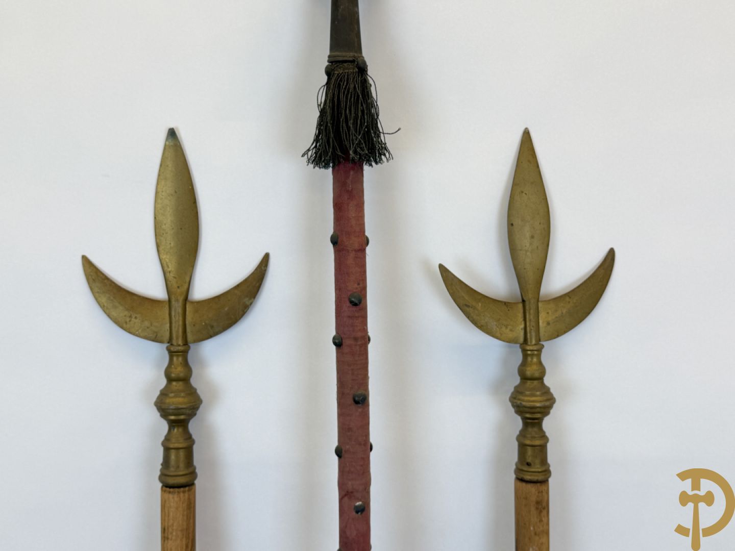 Rituele staf met initialen uit de Vrijmetselarij + 2 vlaggenmasten met koperen ornamenten uit de Vrijmetselarij, gemerkt XI