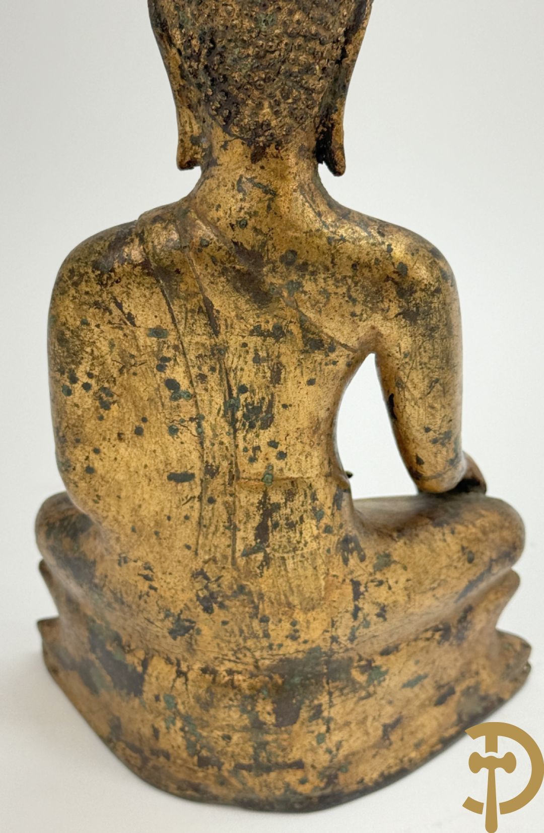 Bronzen zittende boedha in verloren was techniek + fragment van Tibetaans vergulde boedha + bronzen boedhahoofd op houten sokkel