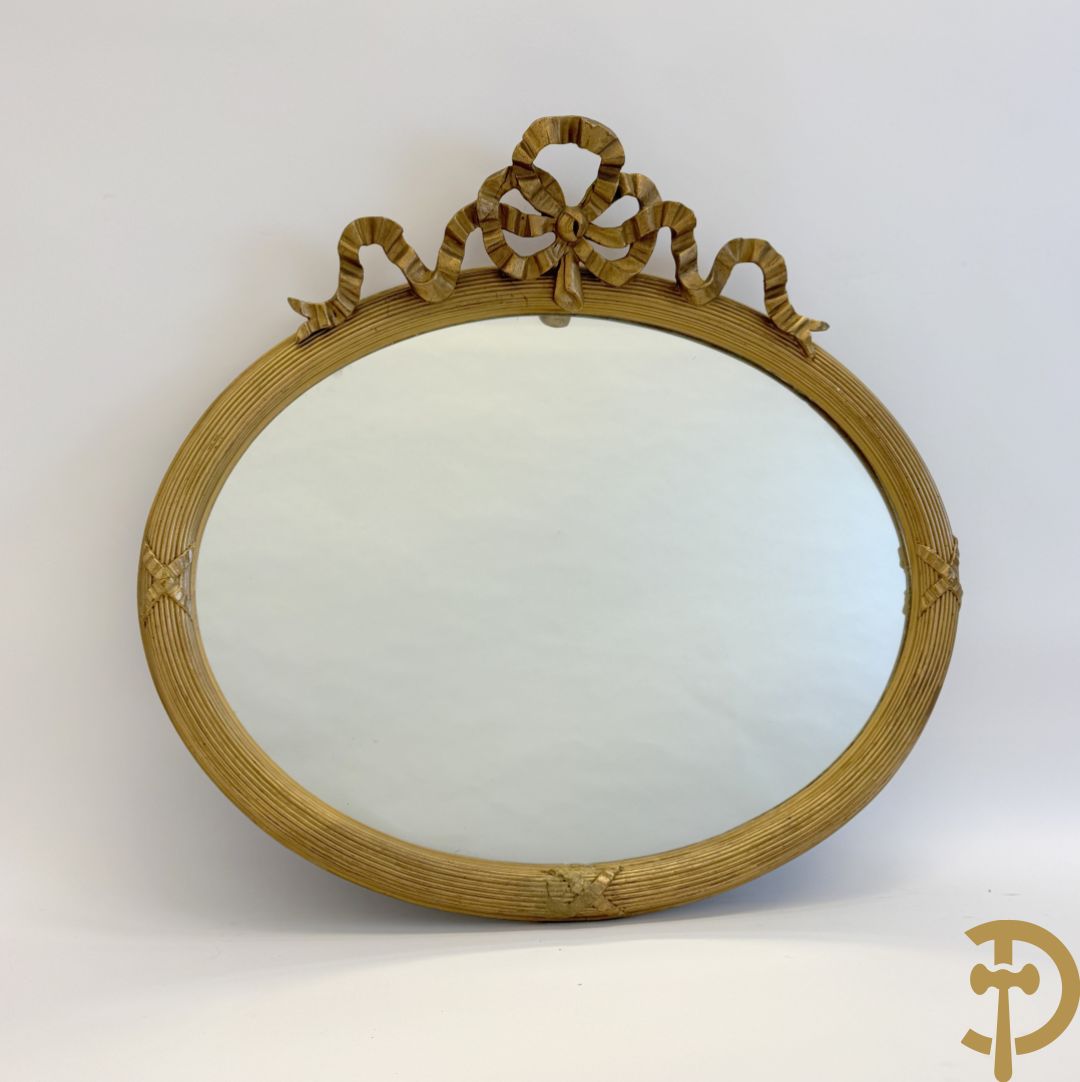 Ovale vergulde spiegel met Louis XVI strik