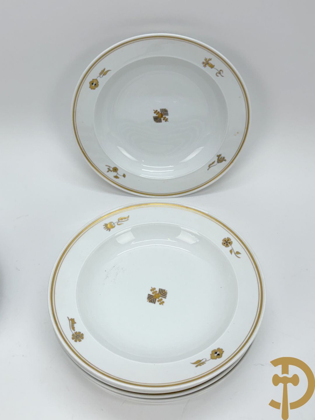 Wit porseleinen servies met vergulde rand en vergulde bloemenmotieven, Meissen, bestaande uit 8 platte borden (2 met schilfer aan rand), 7 diepe borden, 6 dessertborden, saladekom, sauskom en groentenschotel (1 handvat gelijmd)