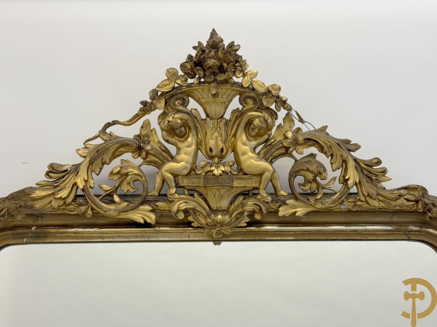 Grote vergulde hall spiegel bezet met troffee van cupido