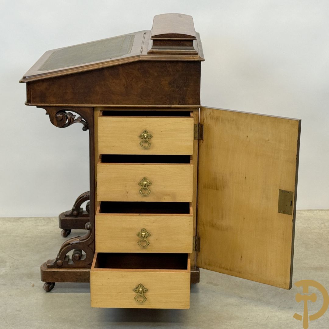 Wortelnotehouten Engels Davenportbureel met klep - zijdelings met deur en 4 ingebouwde lades