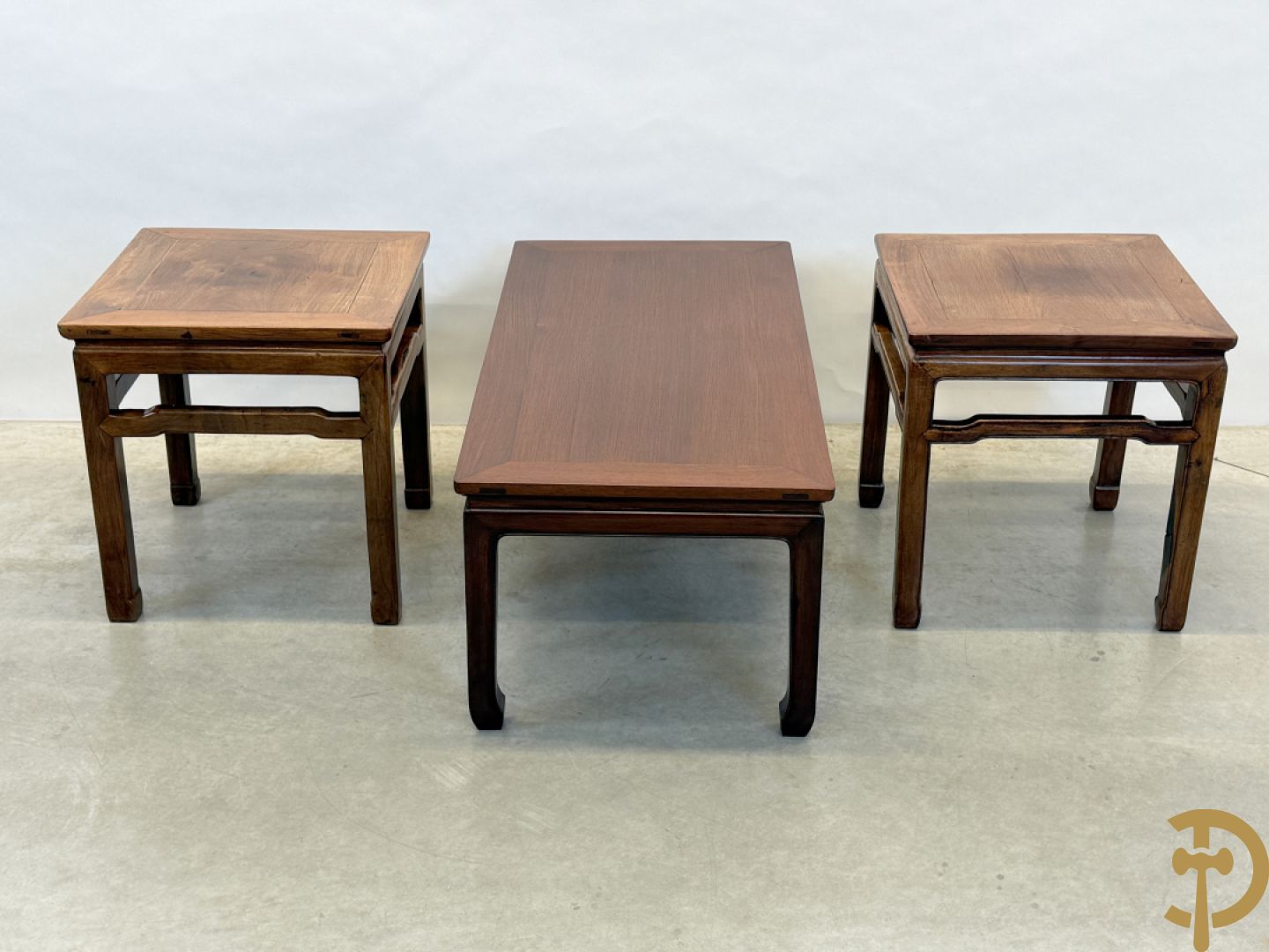 Twee hardhouten Chinese bijzettafels + salontafel