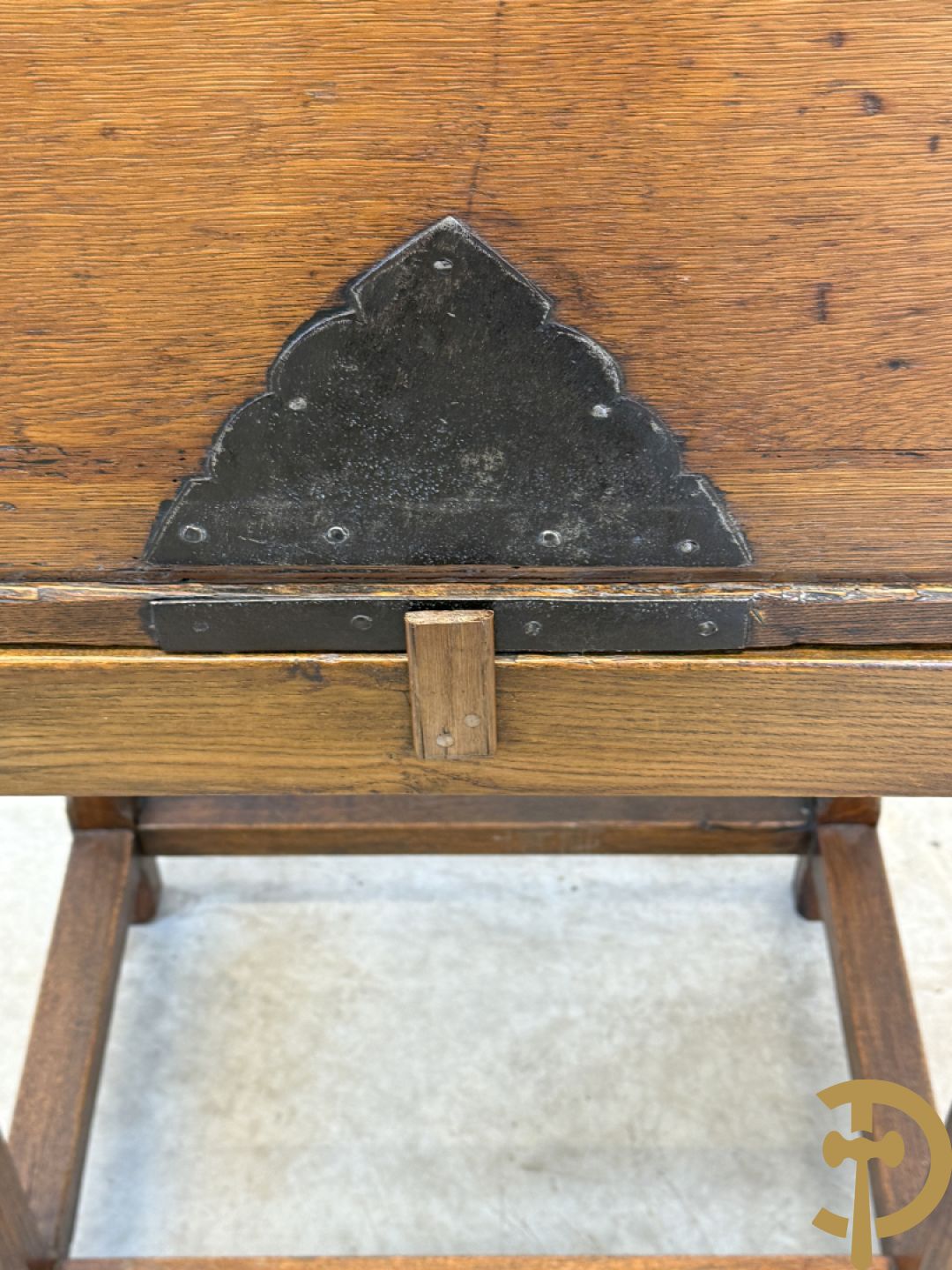 Massief eiken klapsecretaire op onderstel - interieur met lades en zijdelings met handvaten