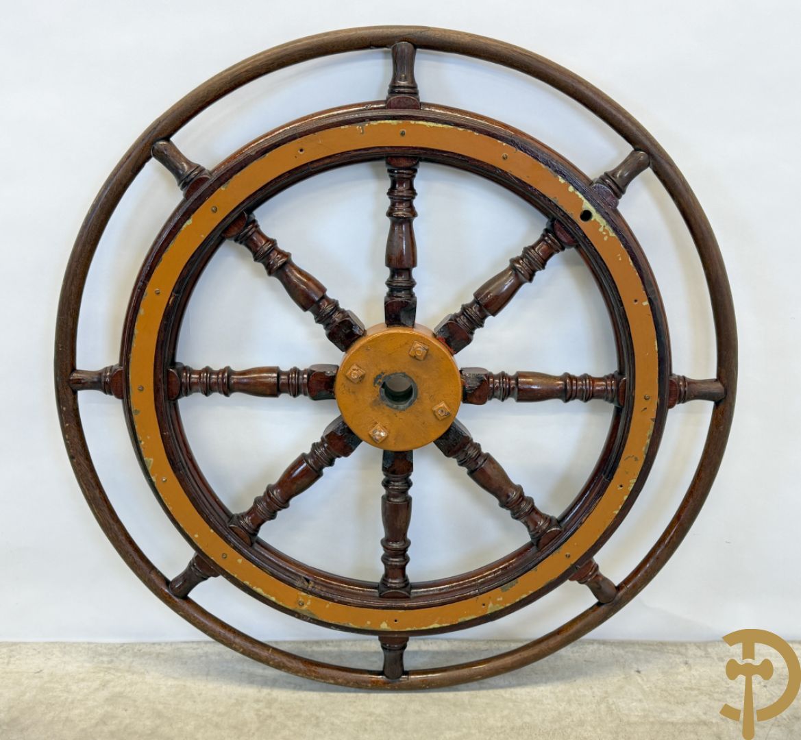 Antiek stuurwiel met ballusters
