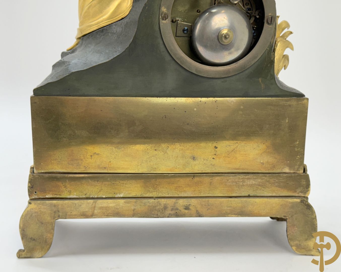 Vergulde pendule met liggende dame en wijzerplaat in blauw email, Charles X