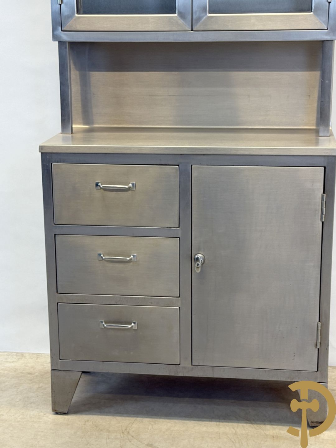 Design inox medisch kabinet, bovenaan met 2 beglaasde deuren, onderaan met deur en 3 lades, by Friedrich Schmitz, Germany