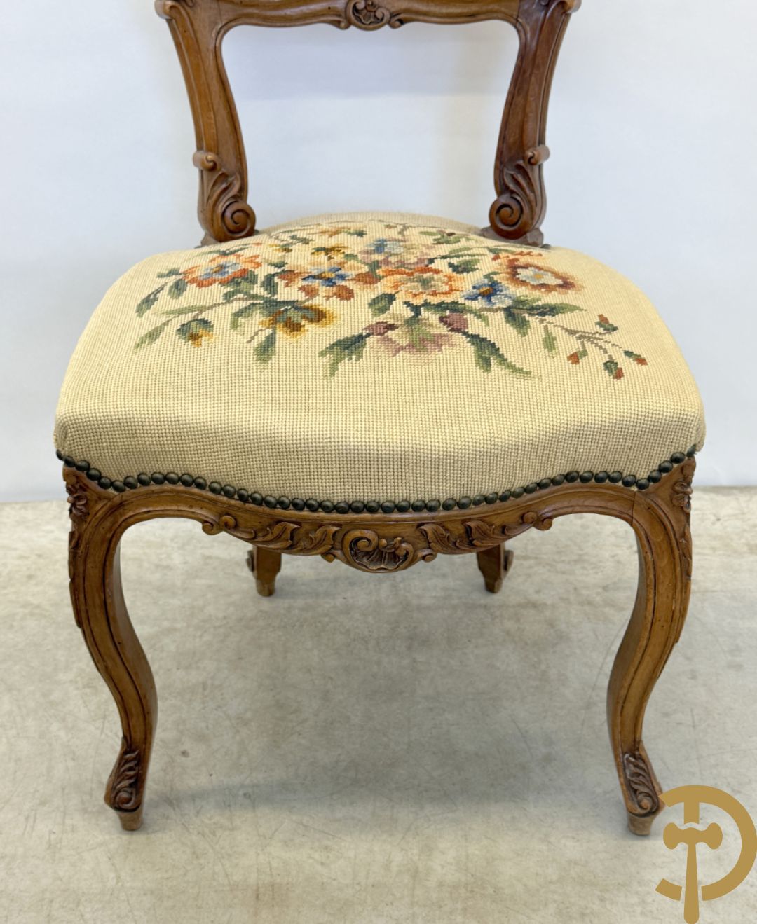 Paar armzetels bezet met petit points + 2 bijhorende stoelen