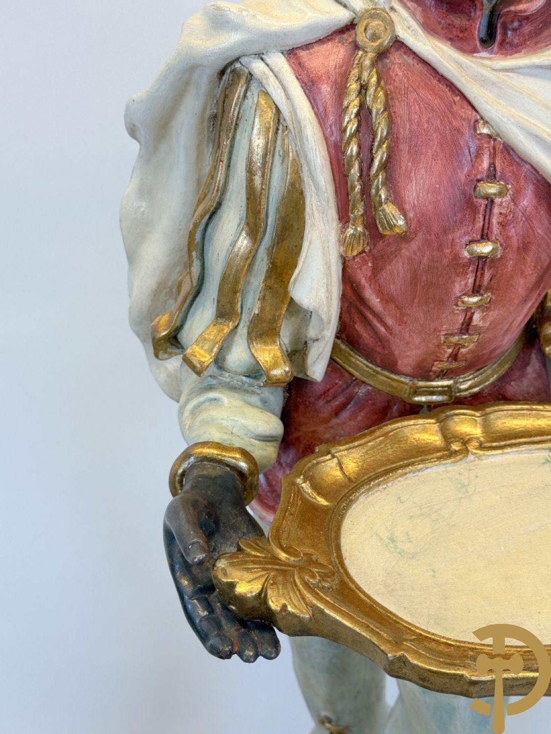 Gepolychromeerde staande moor in Victoriaanse kledij, met opdienschaal, op sokkel - Italiaans