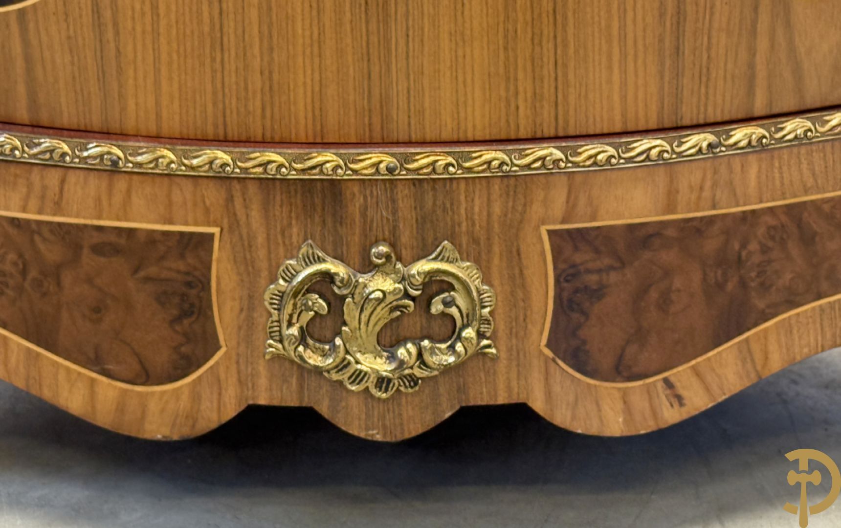 Notelaren hoekkast met lade, bloemenmarketterie en bronsbeslag - bovenaan met wit marmeren blad