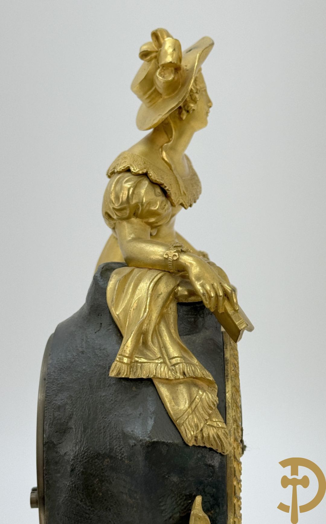 Vergulde pendule met liggende dame en wijzerplaat in blauw email, Charles X