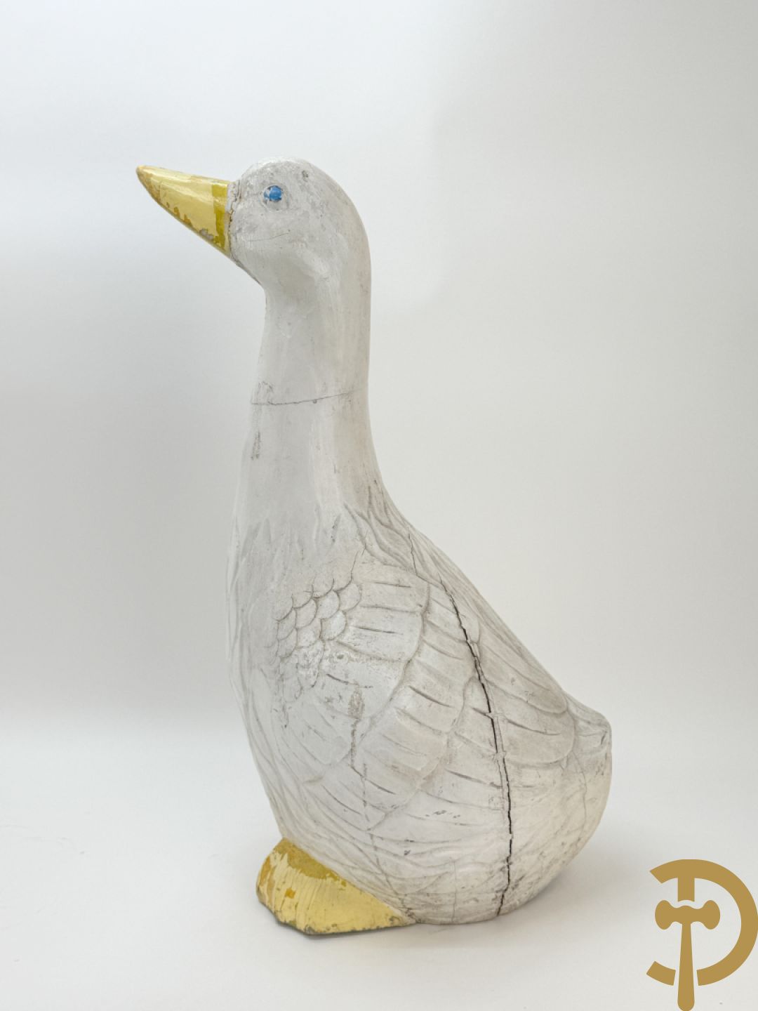 Plastic Donald Duck zittend op 3 boeken, onderaan gemerkt Disney + houten gesculpteerd beschilderde eend