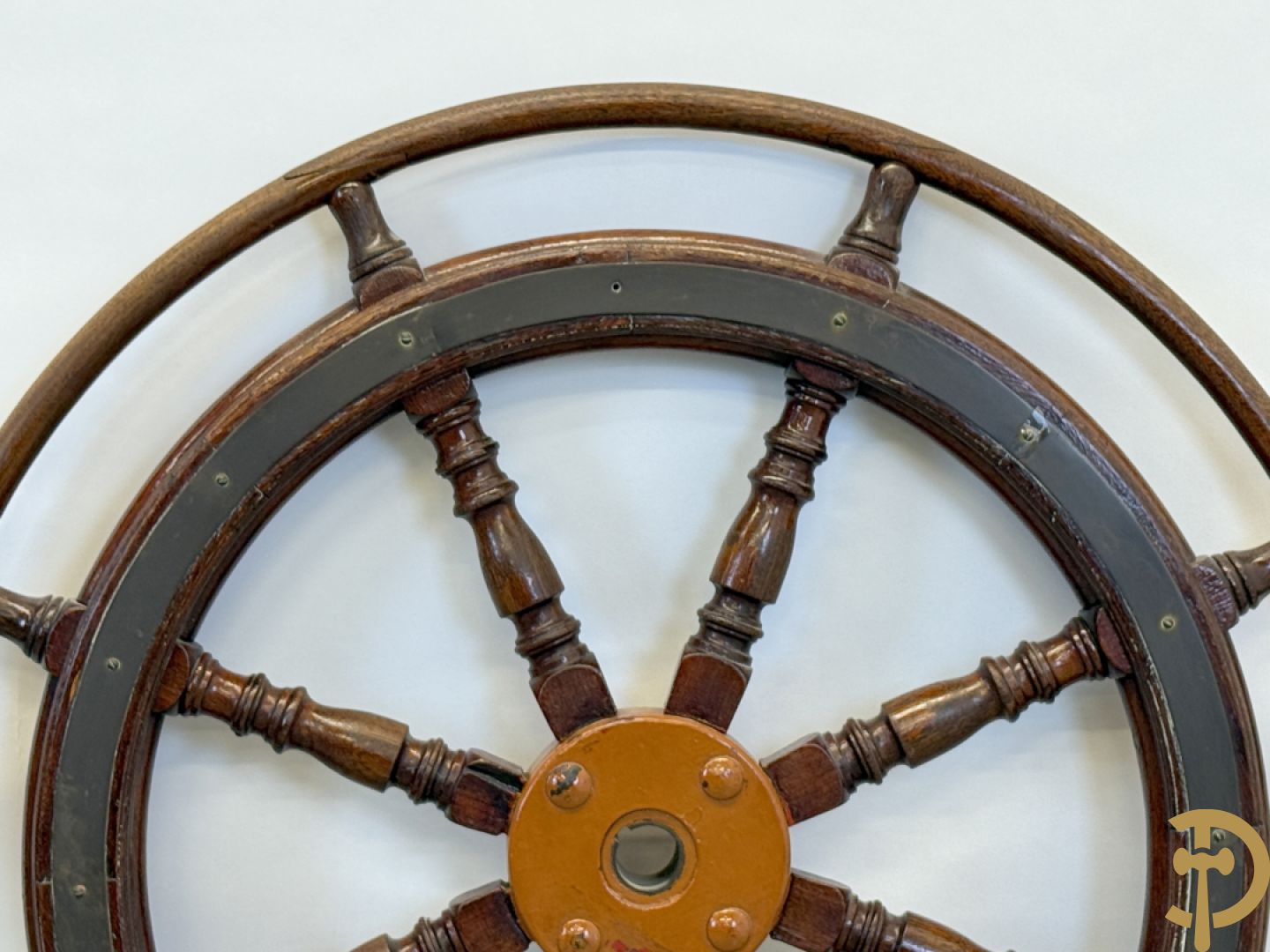 Antiek stuurwiel met ballusters