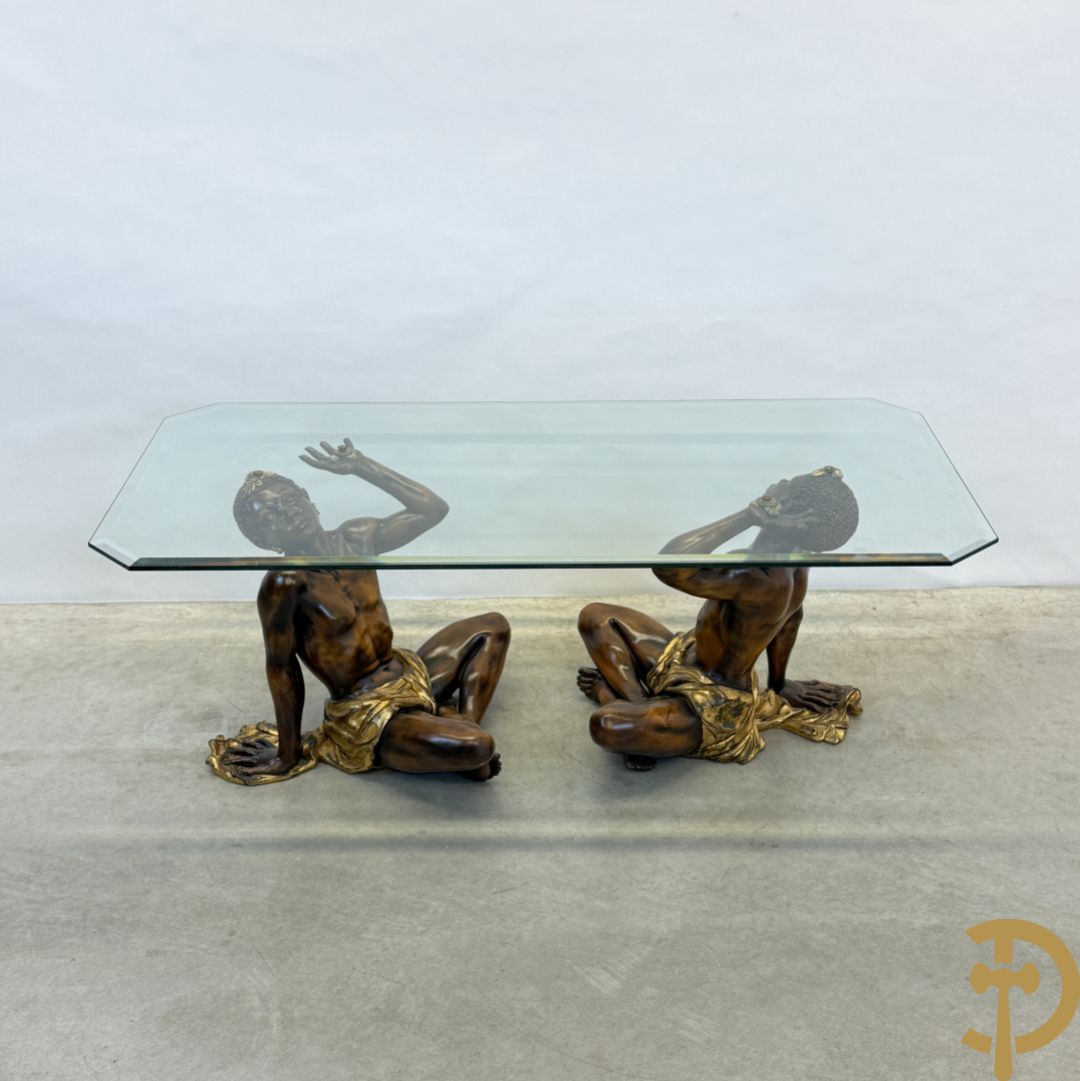 Salontafel met een paar moren met vergulde lendendoek dragende een achthoekig geslepen glazen blad