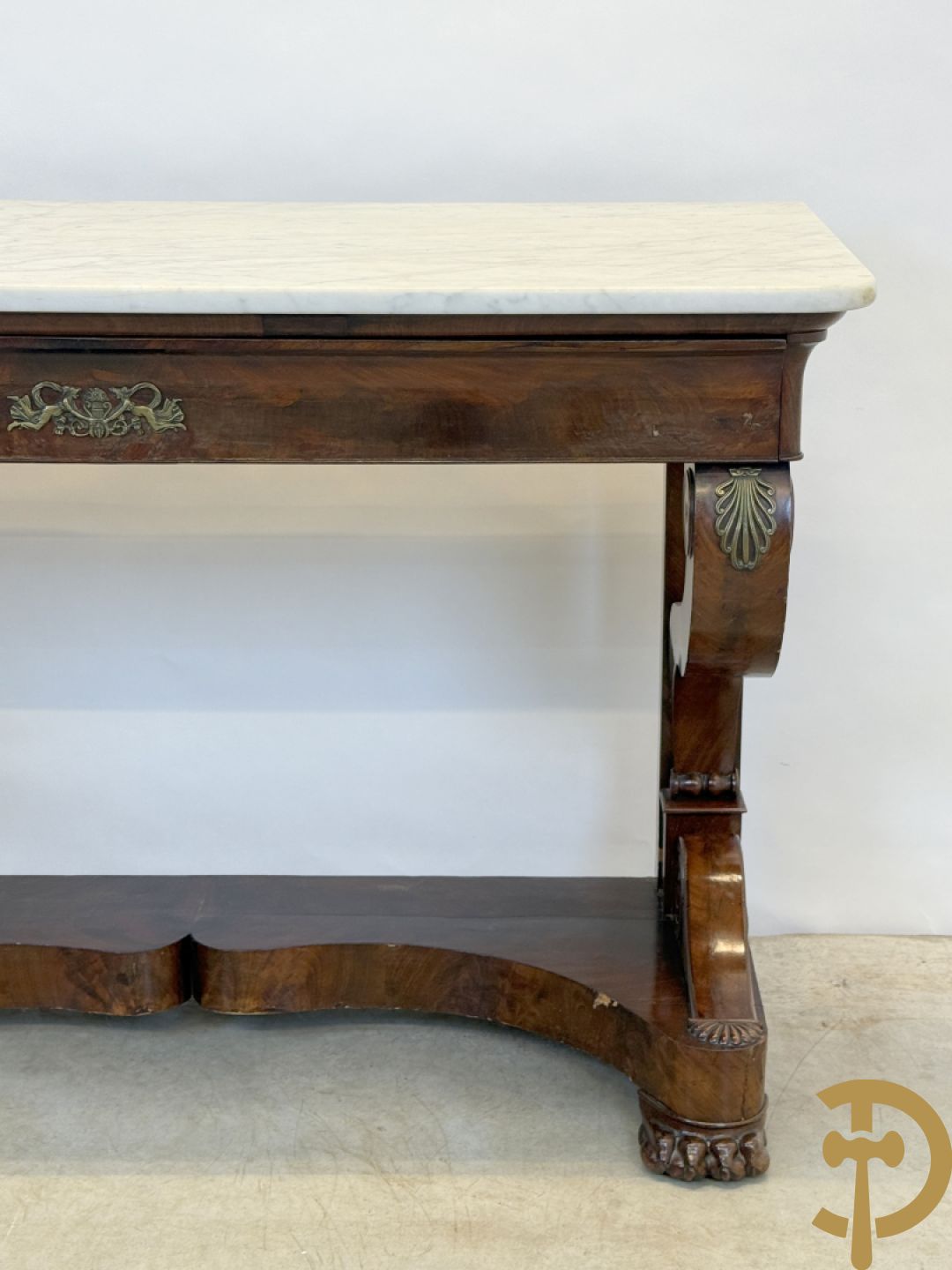 Mahoniehouten console Empire stijl met lade, op voluutvormige klauwepoten en met wit marmeren blad, 19e