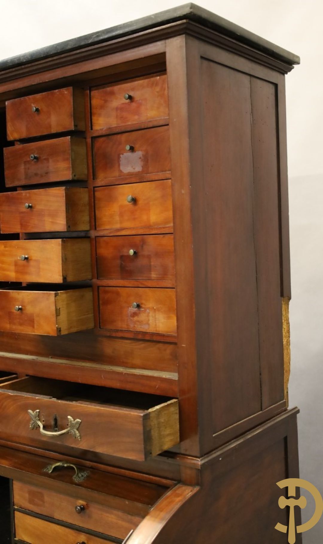 Imposant notelaren cilinderbureau met bovenbouw met ingemaakte lades, cilinderklep en uittrekbaar schrijfblad - drie deuren onderaan - 19e