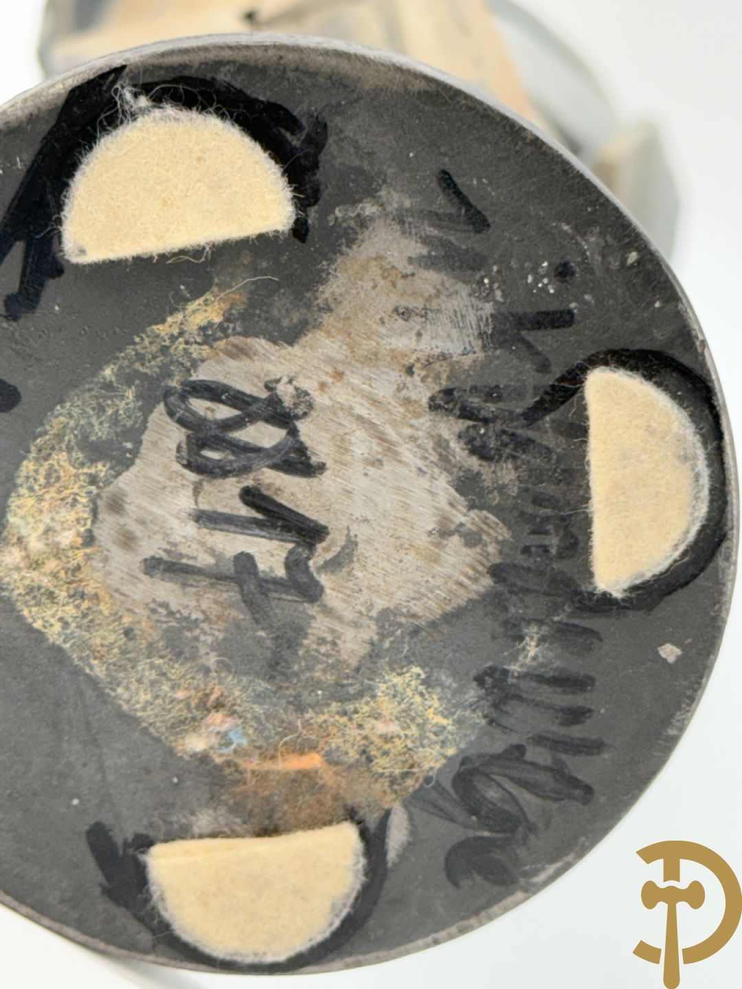 VANDEWEGE Rik getekend onderaan 8816 en 8817 - Twee moderne keramieken abstracte figuren