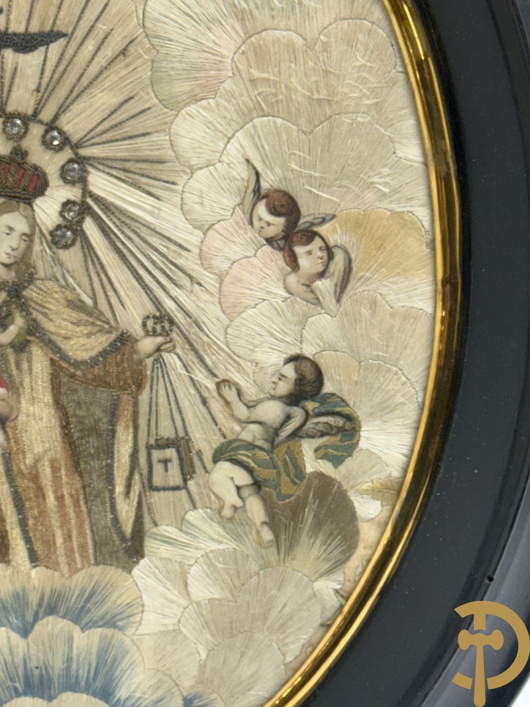 Voorstelling van Madonna met kind, deels verguld, deels geaquarelleerd - in ovale lijst + Voorstelling van Madonna met kind in textielwerk in ovale lijst + Madonna met kind in glazen kastje+ 2 kleine ovale medaillons in pijpaarde