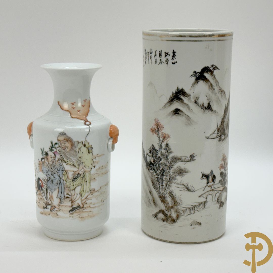 Chinees porseleinen vaasje met wijsgerendecor + Chinese porseleinen rolvaas met decor van ezel in berglandschap