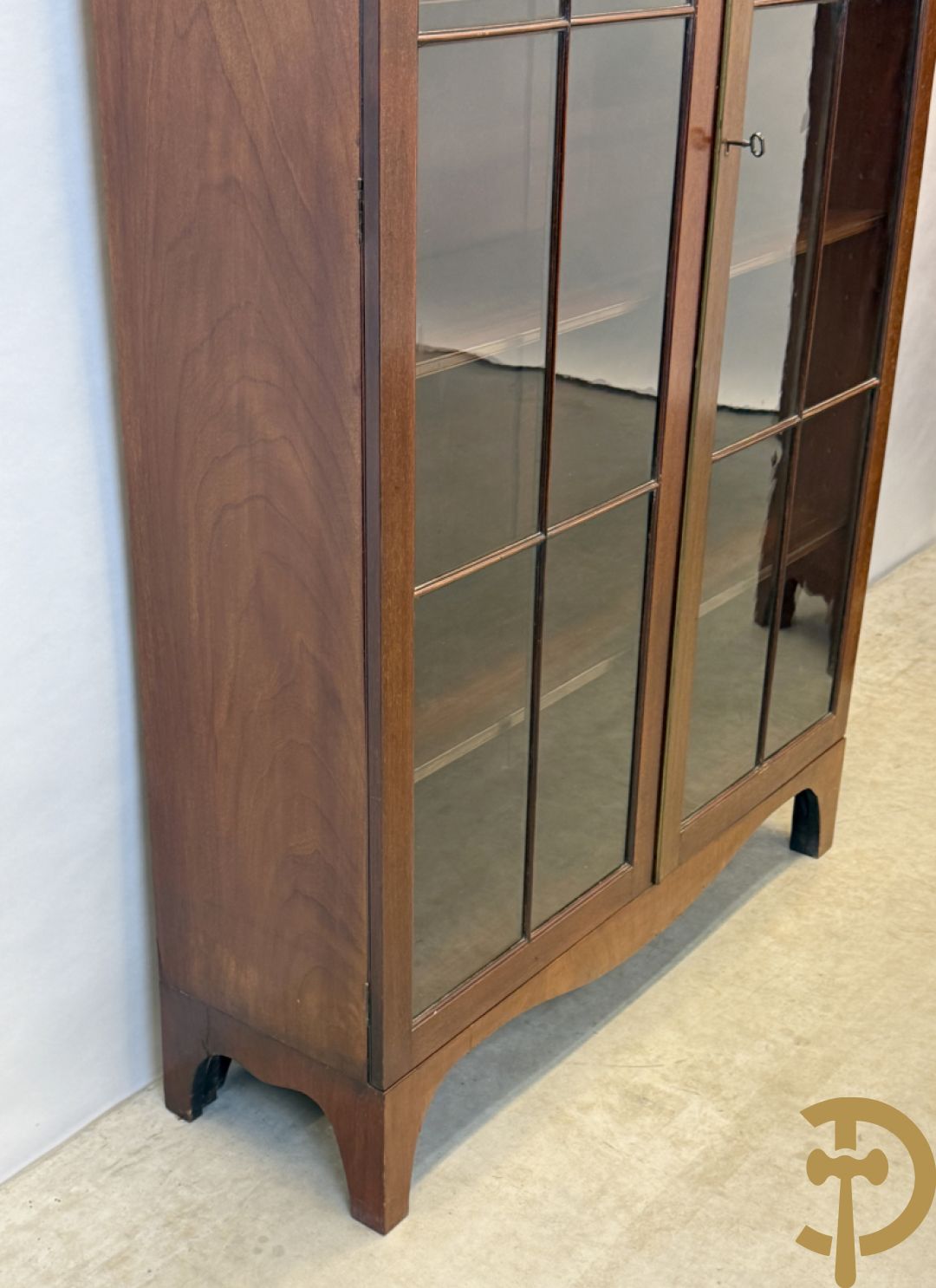 Paar Engelse mahoniehouten vitrines met legbanken