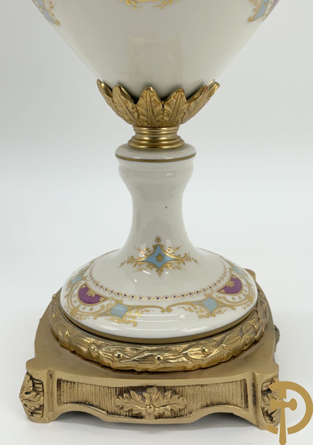 Paar porseleinen Sèvres stijl dekselpotiches met dubbel bedrukt romantisch decor en bezet met bronzen ornamenten