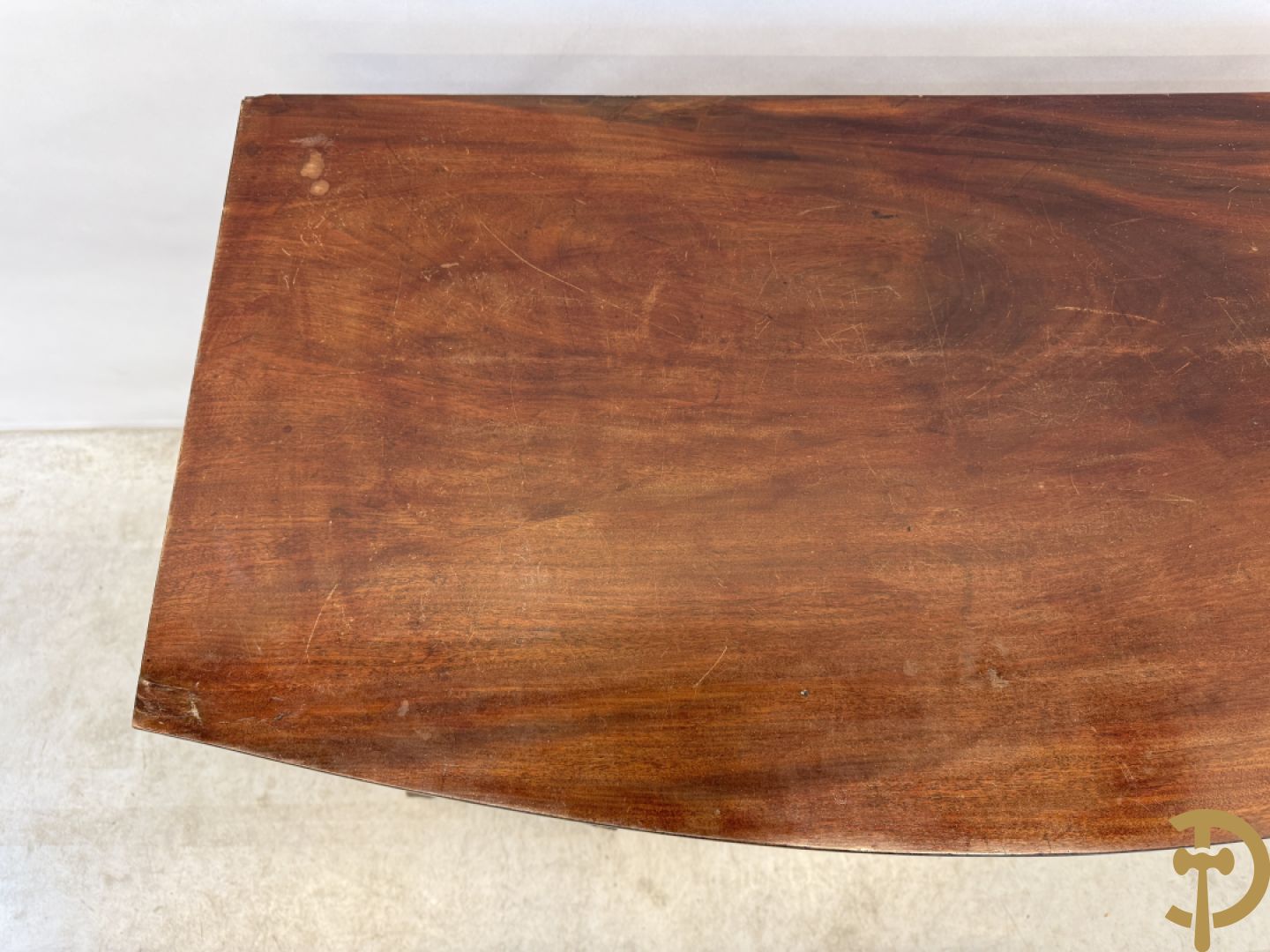 Engelse gebogen mahoniehouten vierladencommode