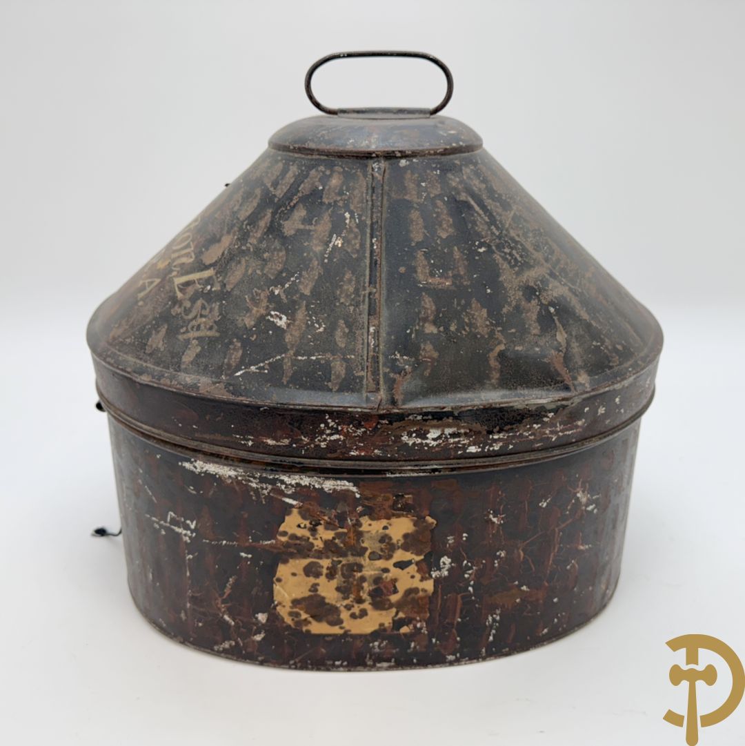 Engelse hoed pitch helm in hoedendoos, Royal Artillerie