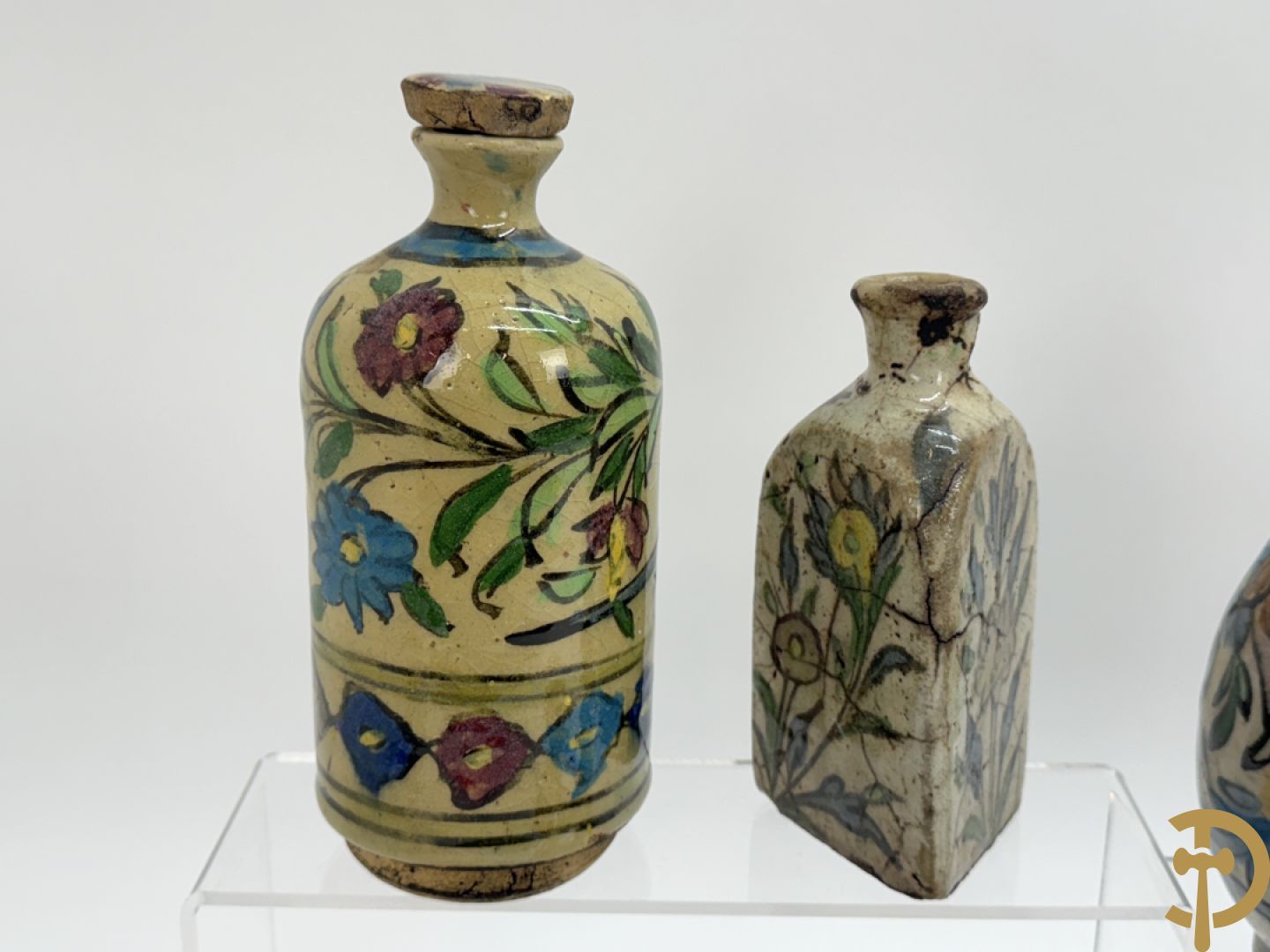 10 meerkleurige geglazuurde keramieken flesjes met decor van bloemen-en dierenmotieven, Iznik