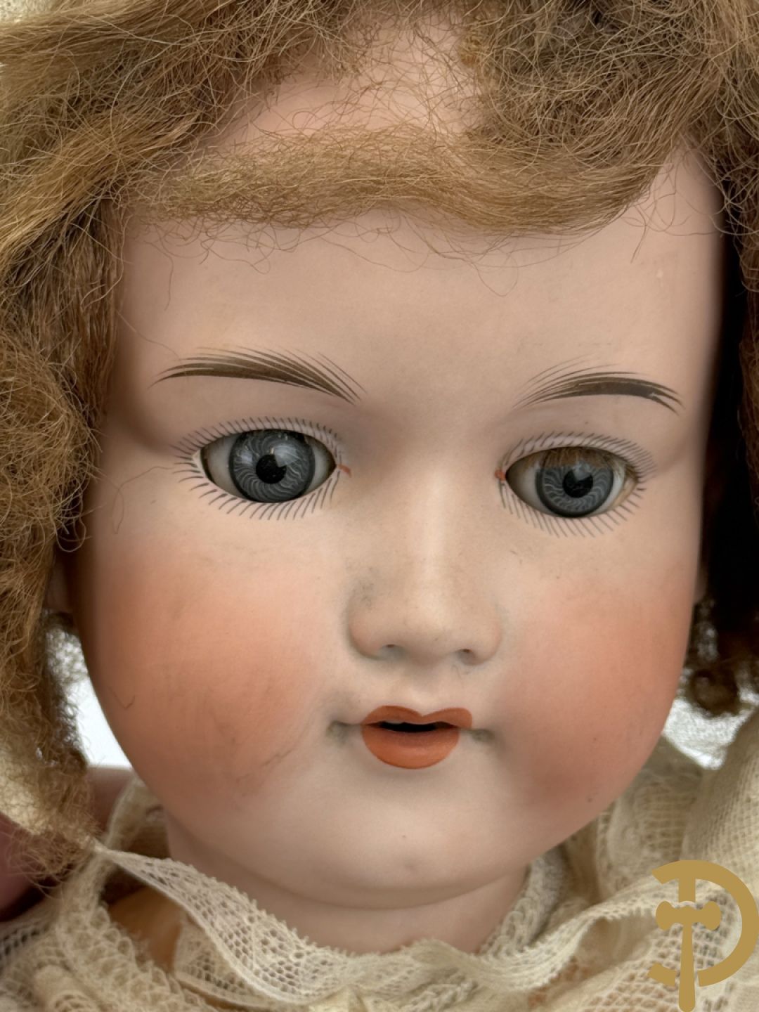 Antiek pop met porseleinen hoofd, papier maché ledematen en  beweegbare ogen,  gemerkt Armand Marseille Germany 390 A12M