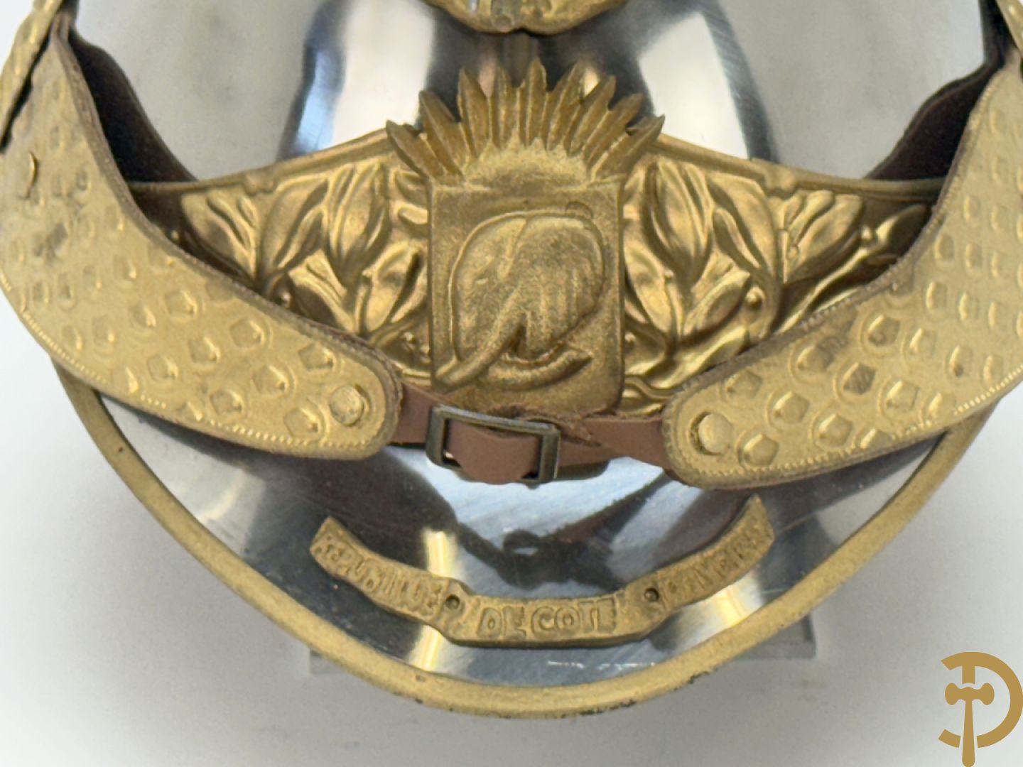 Metalen helm van de Republikeinse garde van de Ivoorkust