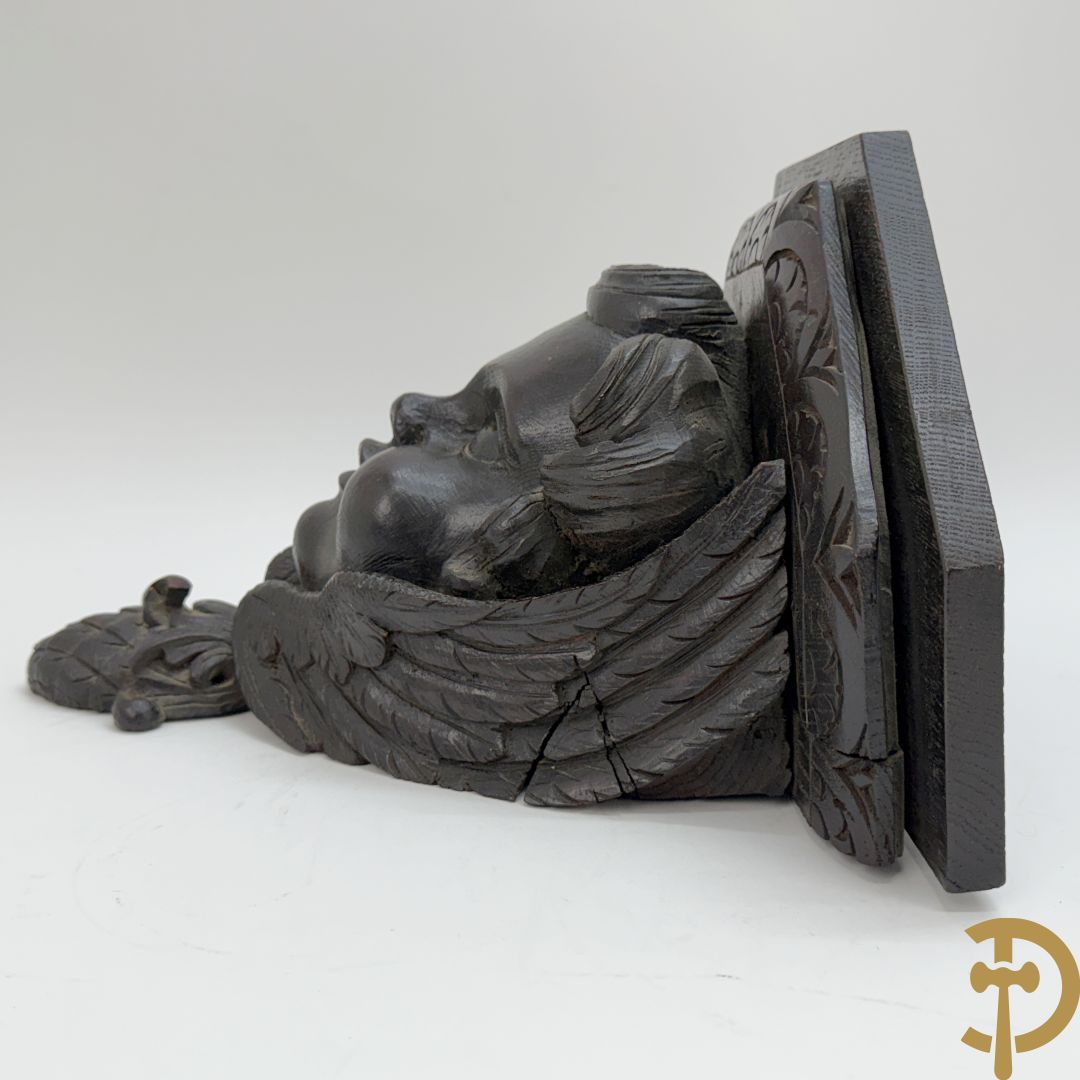 Eiken gesculpteerde sokkel met cupidohoofd en denappel