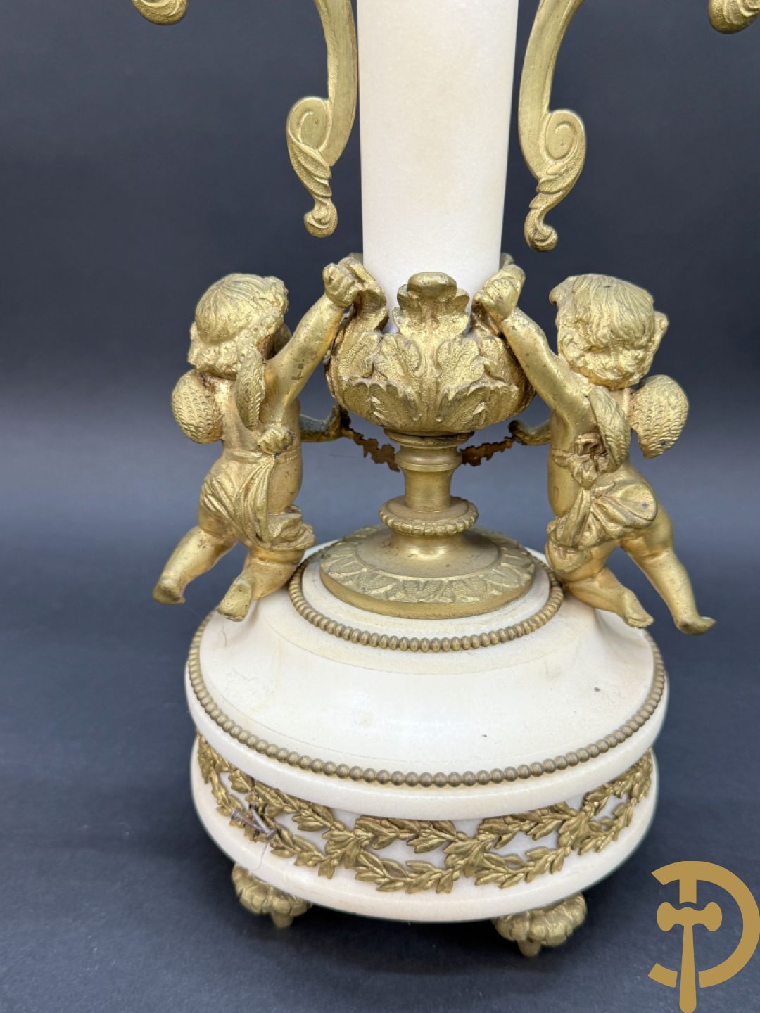 Paar marmeren kandelaars met bronzen cupido