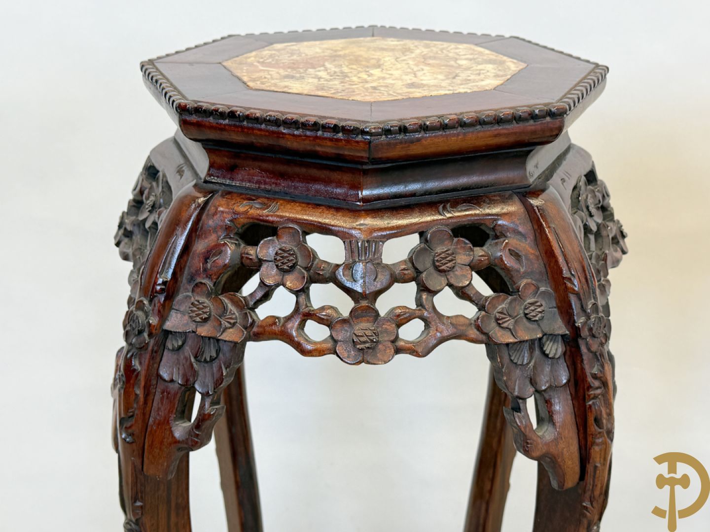 Paar hoge achthoekige Chinese sokkels met bloemensculptuur